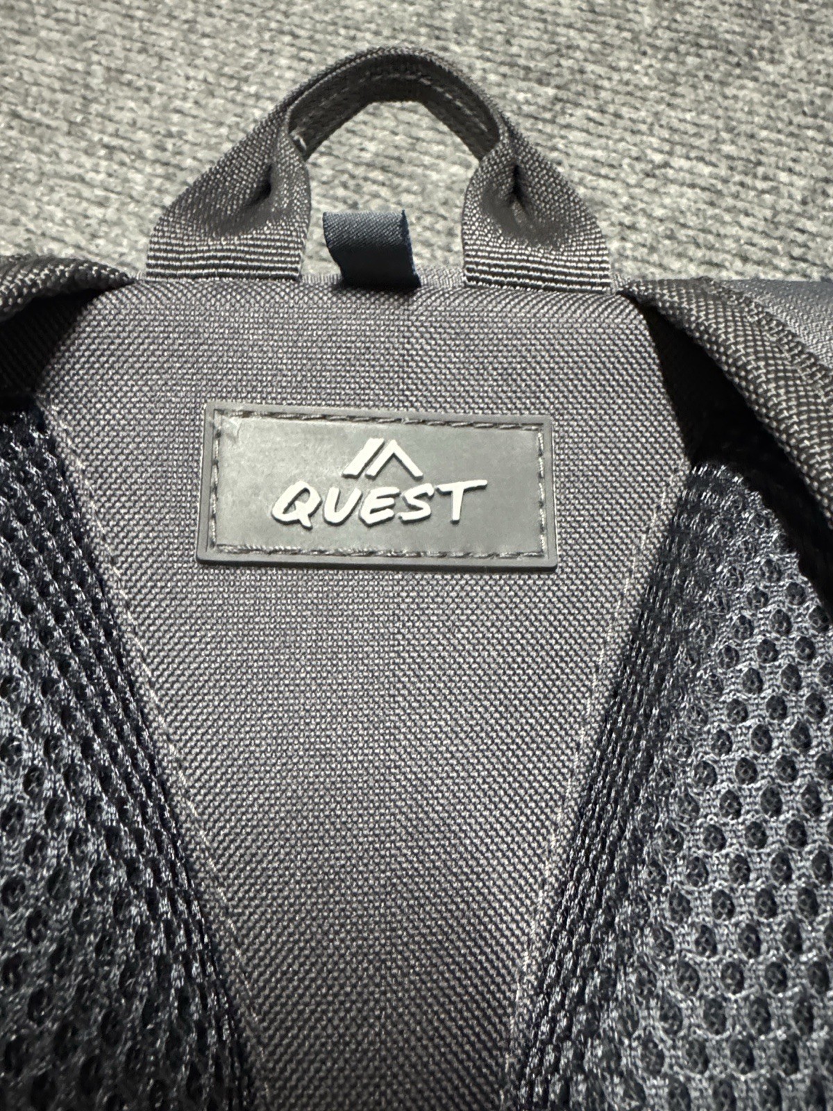 Quest 2L Hydration Backpack Gray/Black Zip Adjustable Straps 2 Pockets