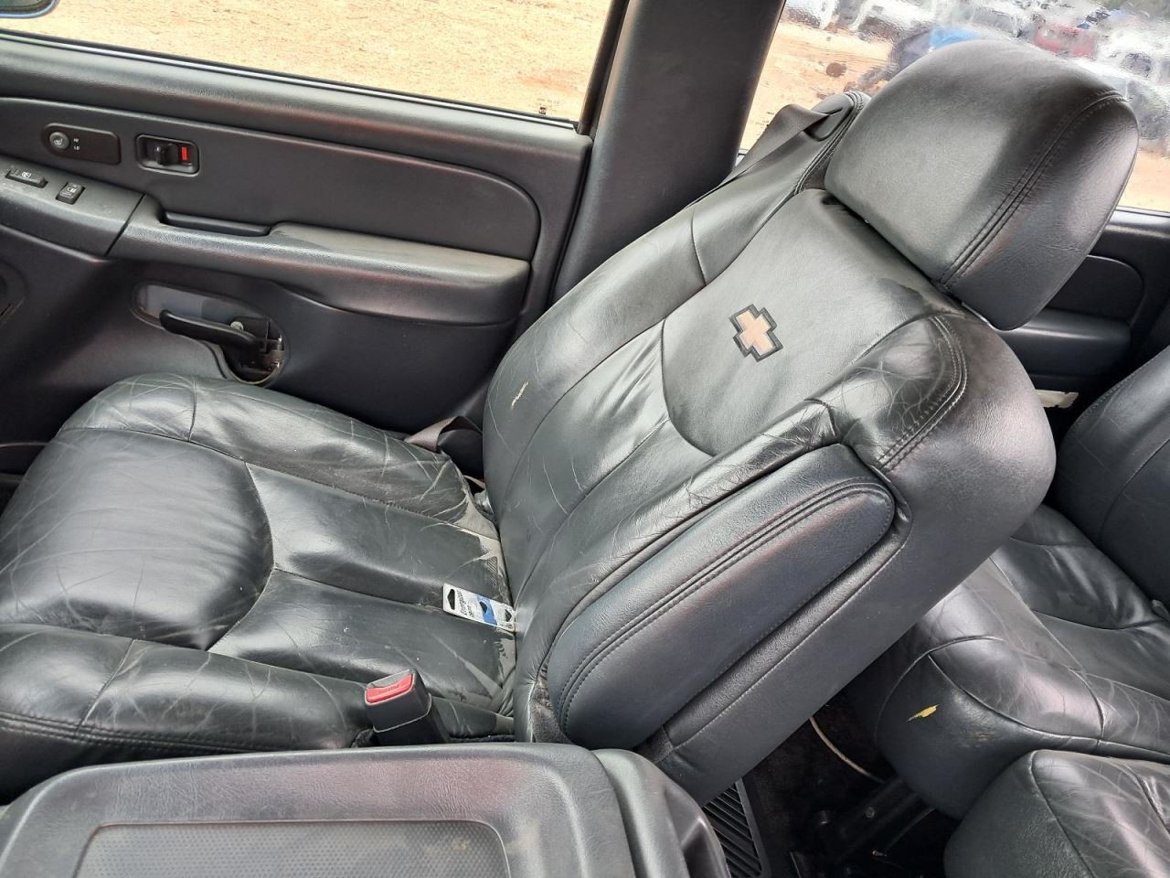 AVALNCH15 2002 Glove Box 4816283