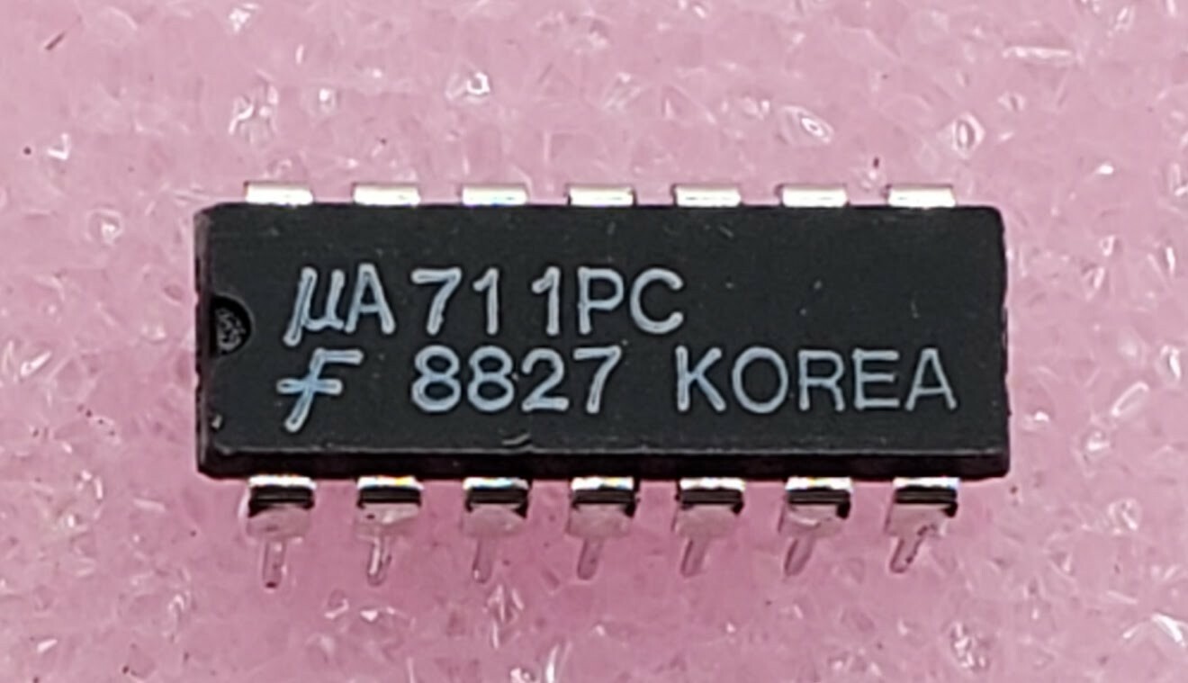 Lot of 2 - Fairchild UA711PC IC. Dual Channel Differential Comparator, 14 Dip