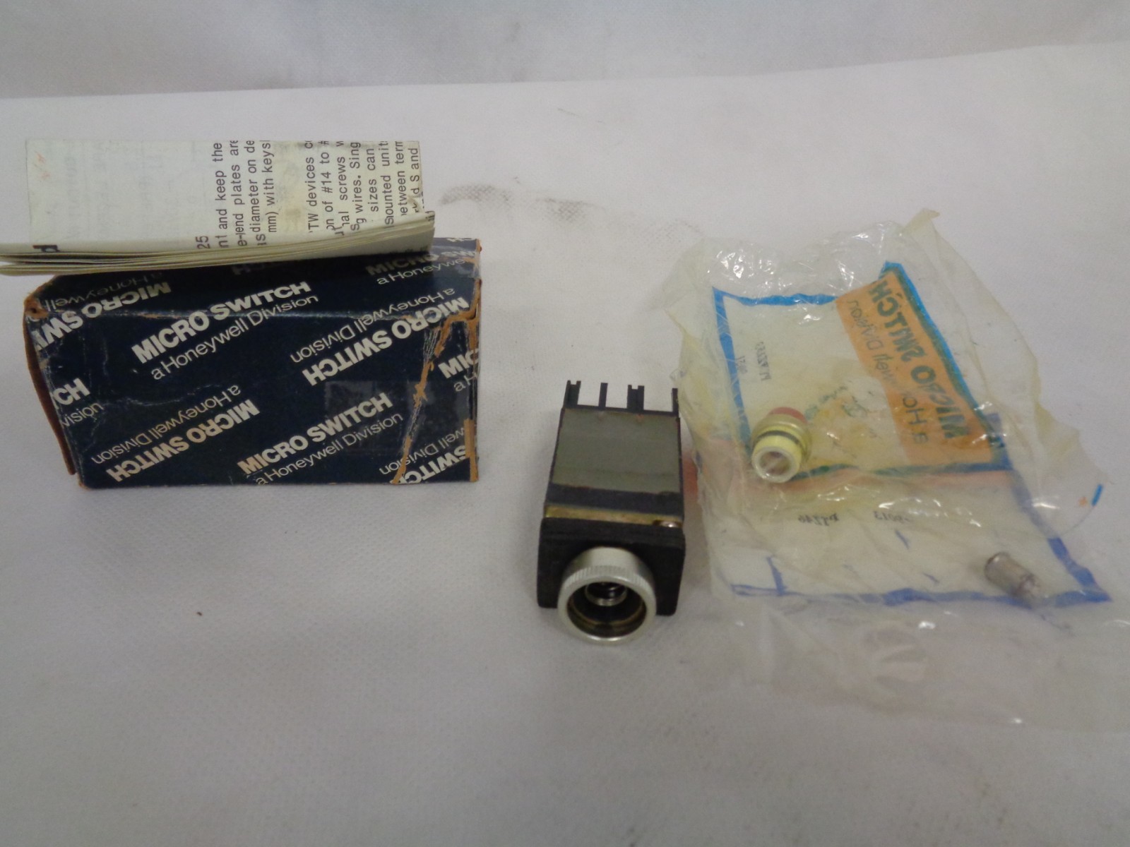 NEW HONEYWELL MICRO PTW5211 PUSH-TO-TEST BUTTON SWITCH RED LENS BULB INCLUDED
