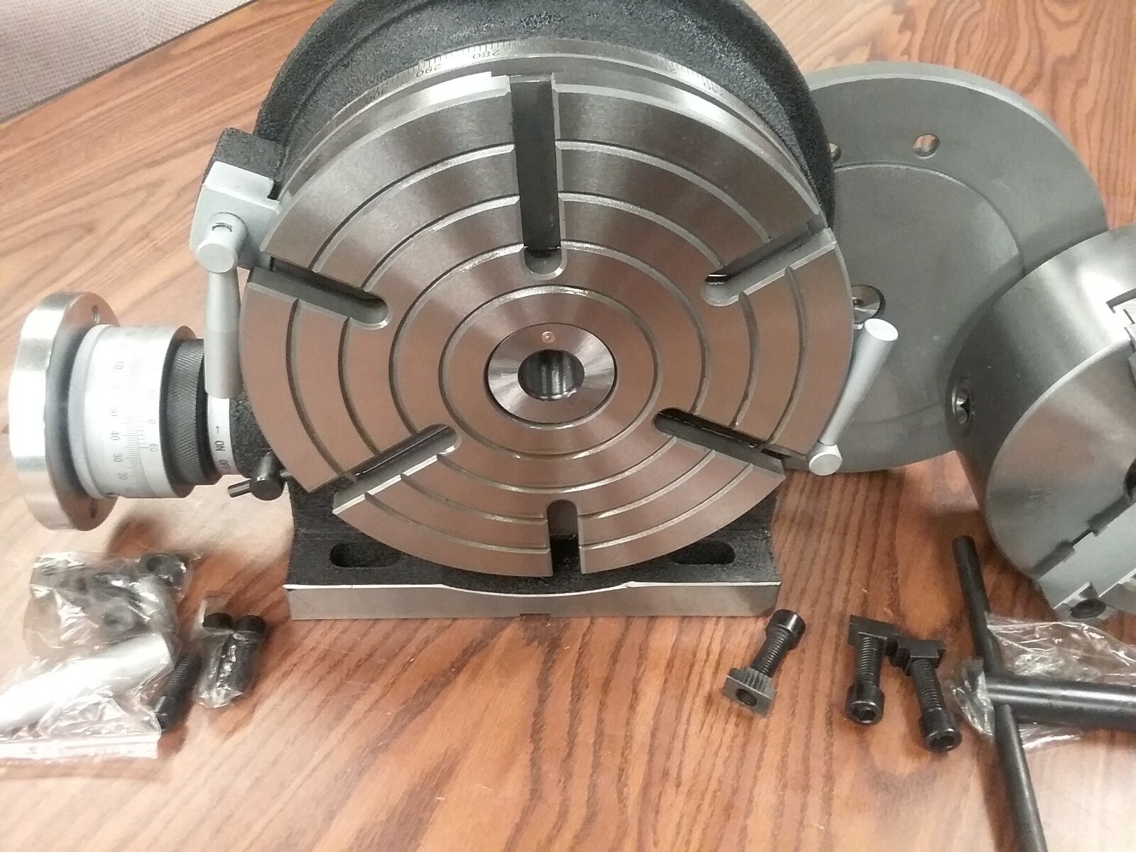 10" HORIZONTAL & VERTICAL ROTARY TABLE w. 8" 3 jaw chuck & centering adapter