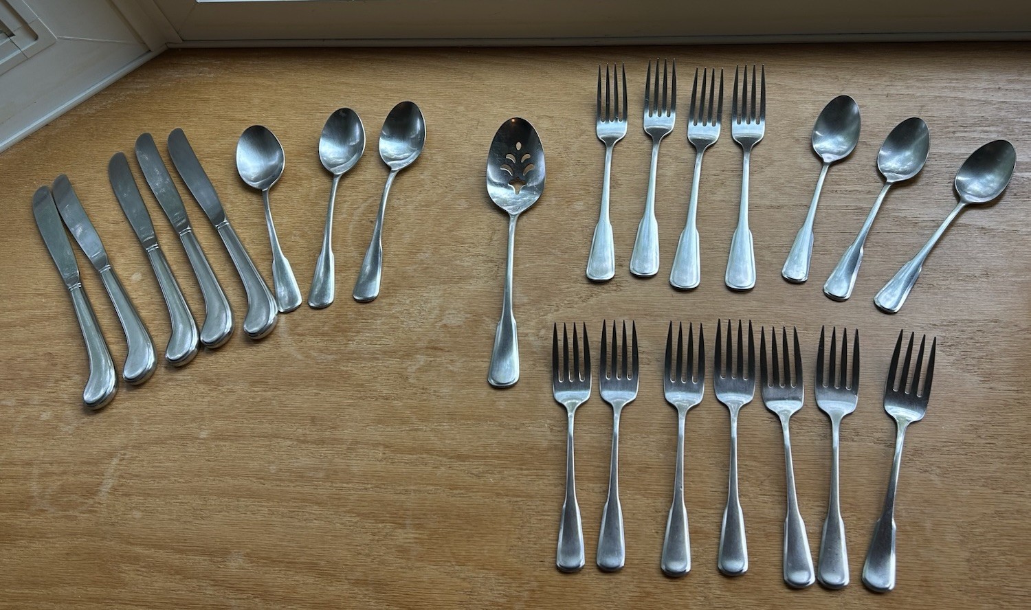 Oneida Yorktowne S. S. S. Satin 23 Pc Stnlss Flatware Knives Forks Spoons Read