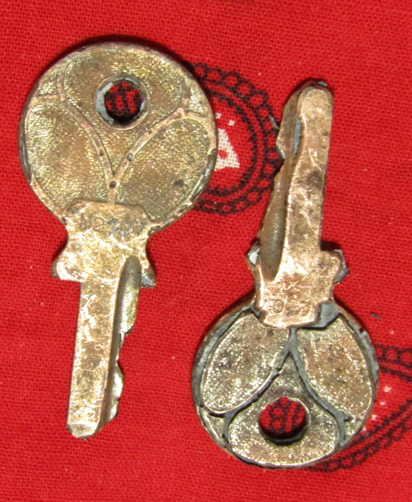 Unbranded N210 and N2107 Mangled Keys for Steampunk Craft