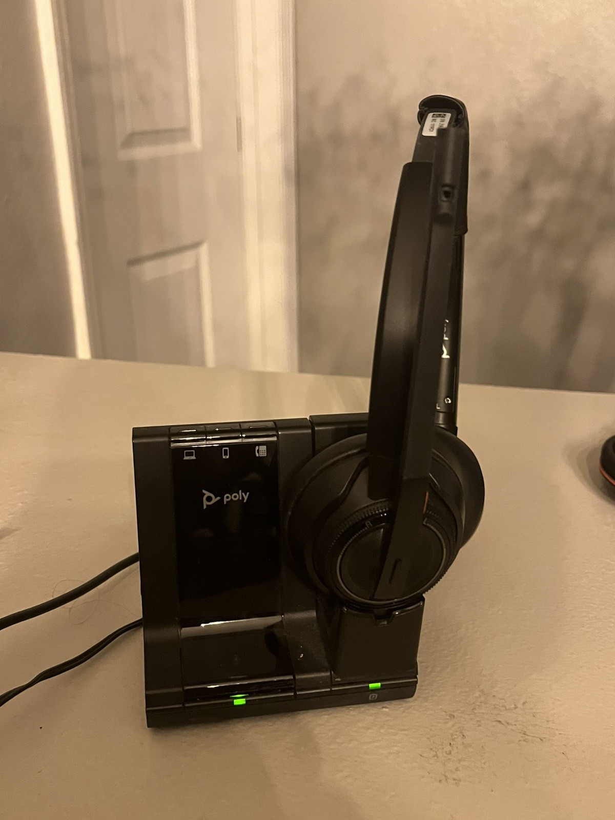Plantronics Poly SAVI 8220 W8220 Wireless Headset w/ charging base W8200B