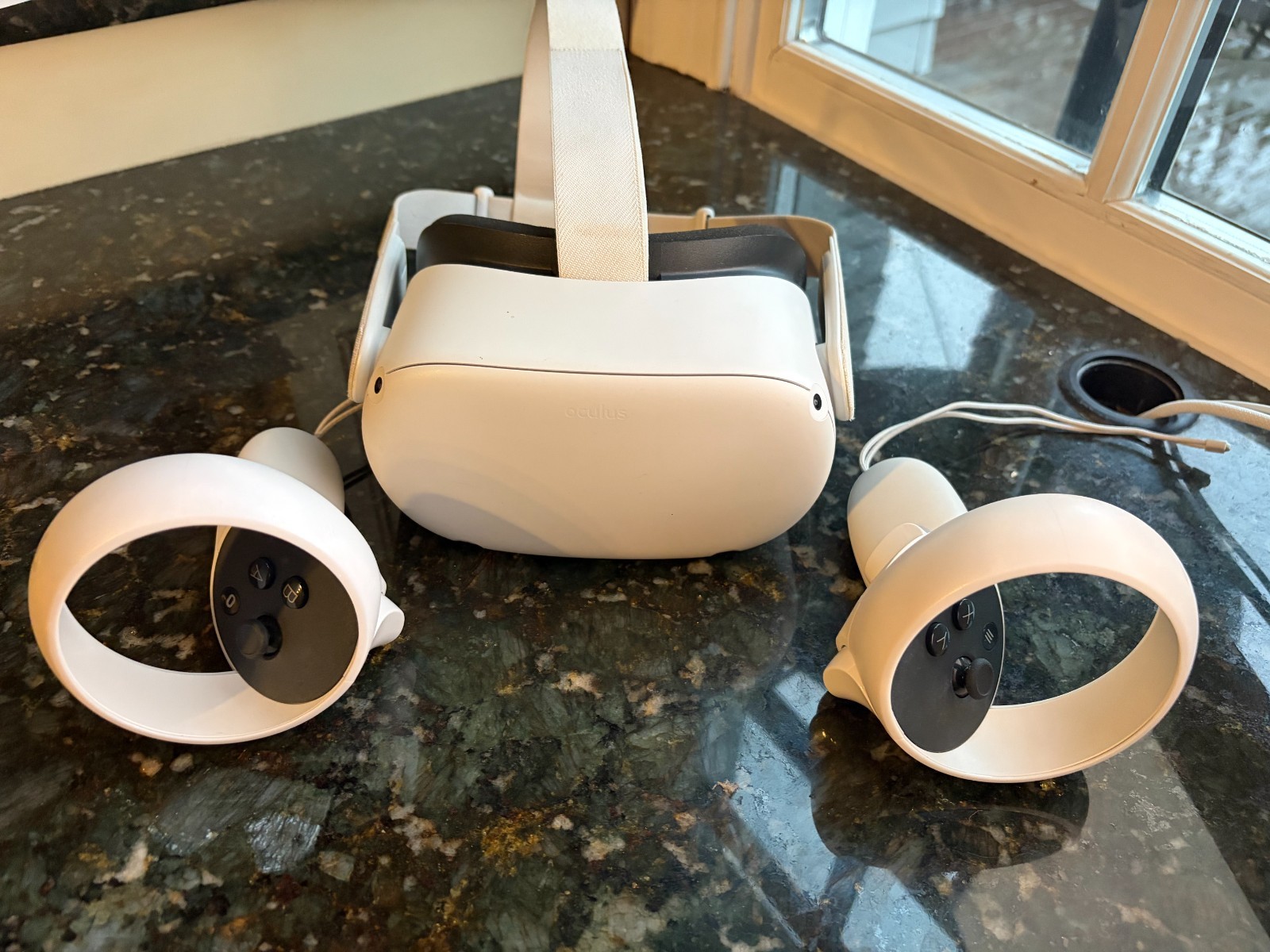 Used Oculus Meta Quest 2 Great Condition Virtual Reality Headset-White