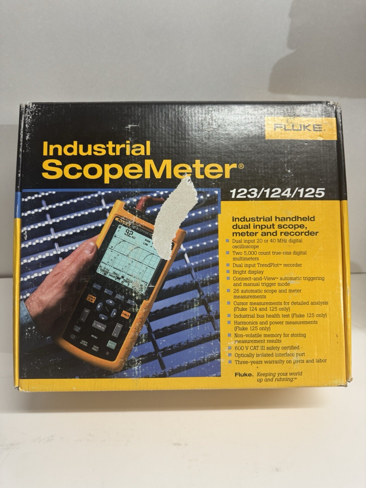 Fluke 124 Industrial ScopeMeter 40 MHz (w/ Test Leads, Probe Set, Soft Case)