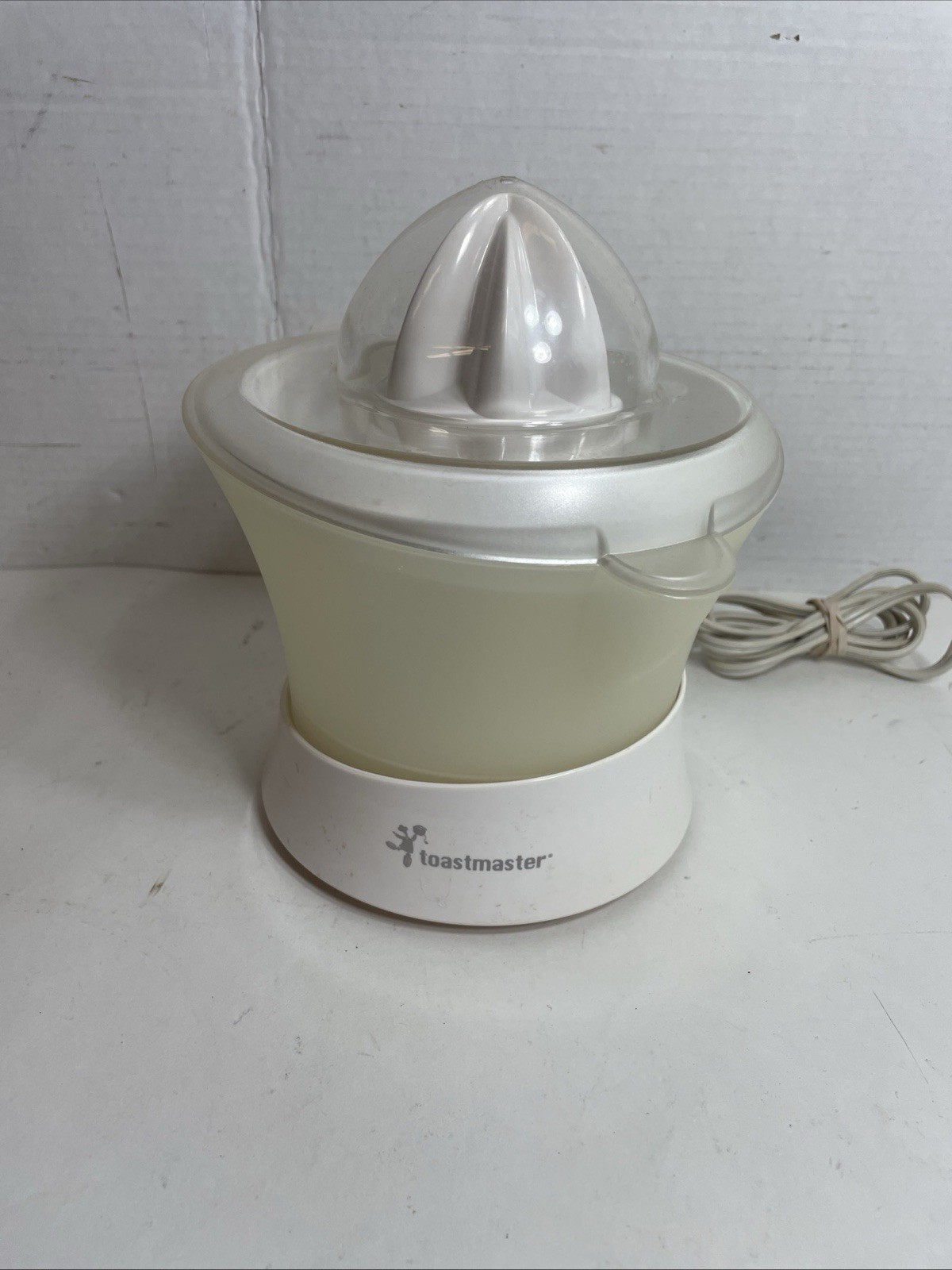 Toastmaster 32 oz Citrus Juicer with Pulp Adjuster Model #1109 TCJ38
