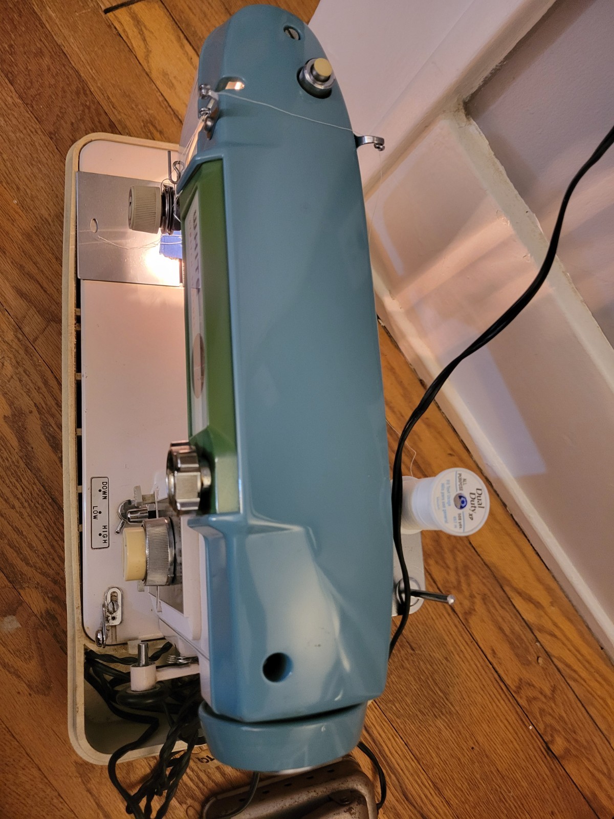 WHITE STRETCH STITCHES 940 Sewing Machine W/Pedal & Carrying Case NICE WORKS