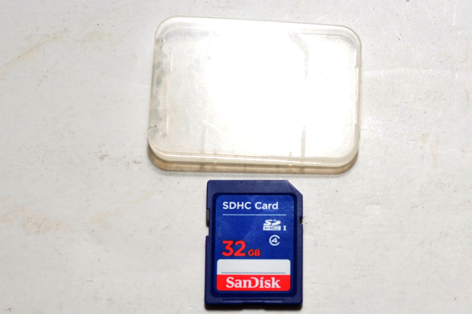 SanDisk 32 GB Secure Digital High Capacity (SDHC) Class 4 - 1 Card with case