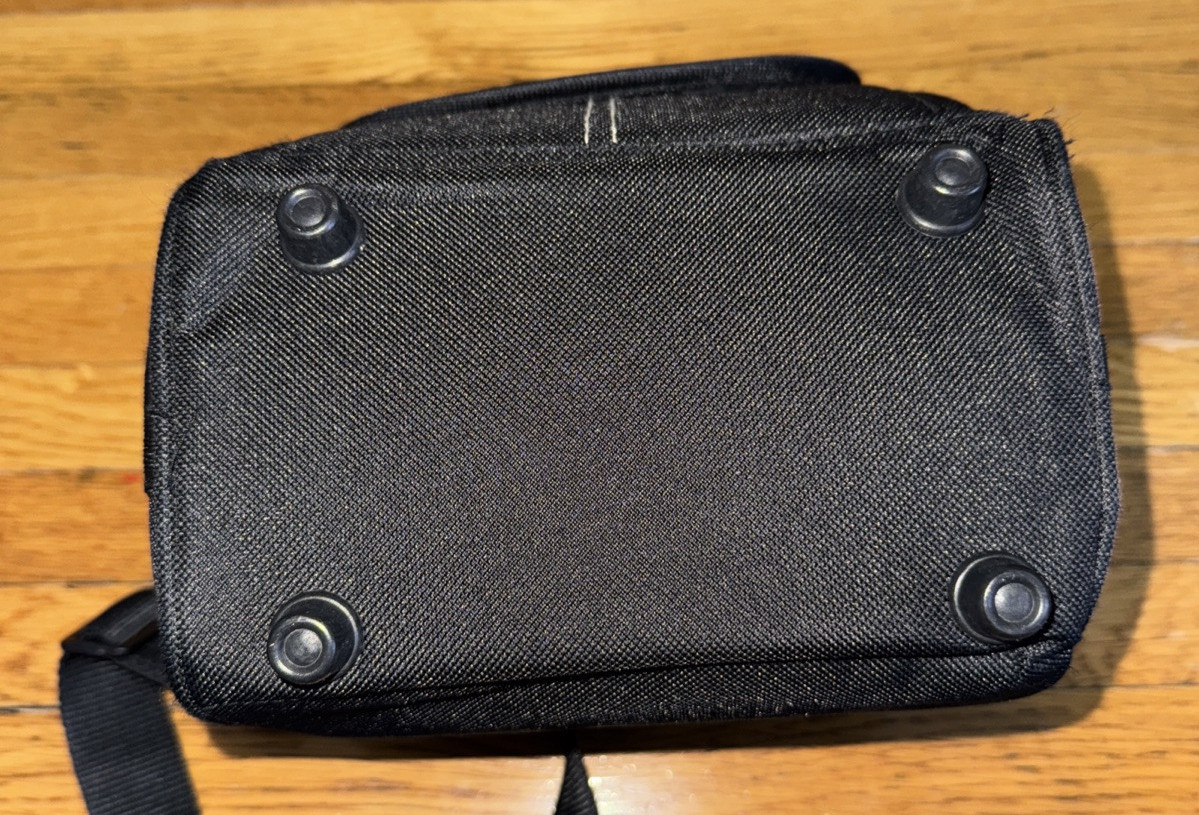 Courier Series Camera Case Size: Medium (5.5" H x 7" W x 5" D)