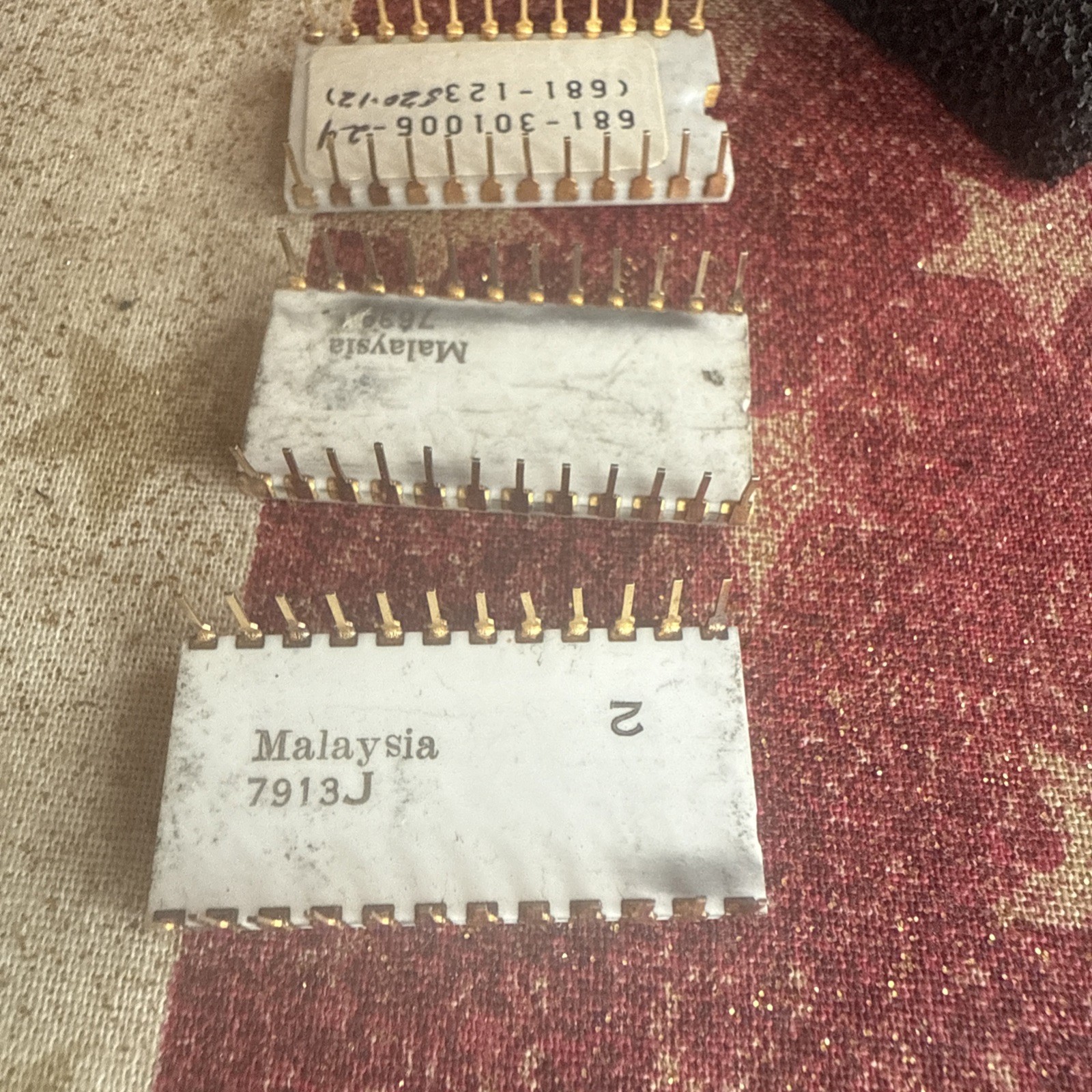 ** Quantity 3 ** Intel C2708 2708 vintage ceramic white gold EPROM PROM