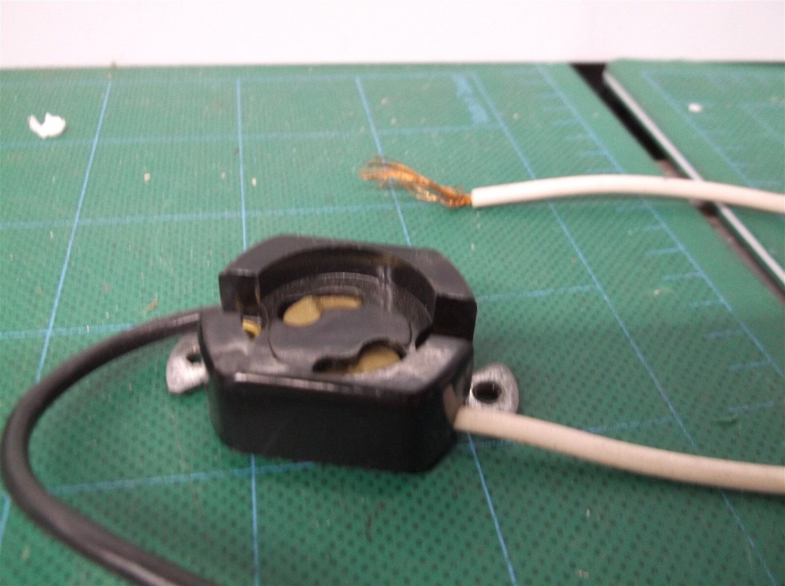 Leviton 396 w Mounting tab Black Fluorescent Starter Base Holder 9" Leads