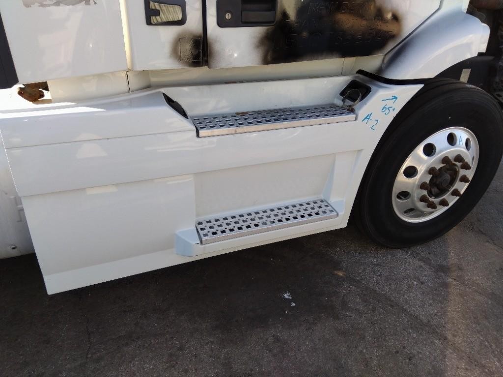 For 2015 VOLVO VNM SIDE FAIRING Right ,  OH