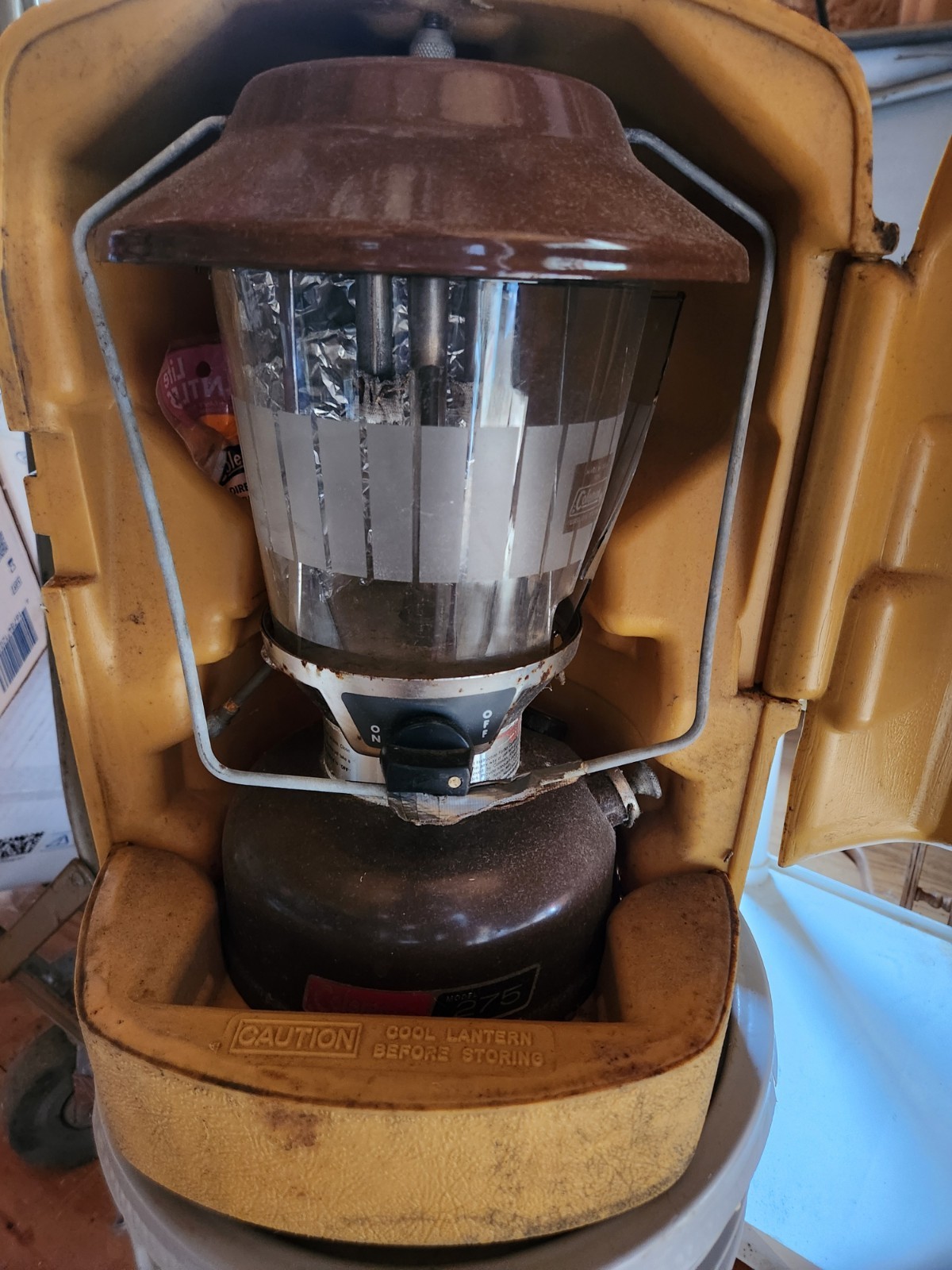 ~~~ VINTAGE COLEMAN 275 BROWN LANTERN IN Yellow CLAM SHELL CASE 78 ~~~
