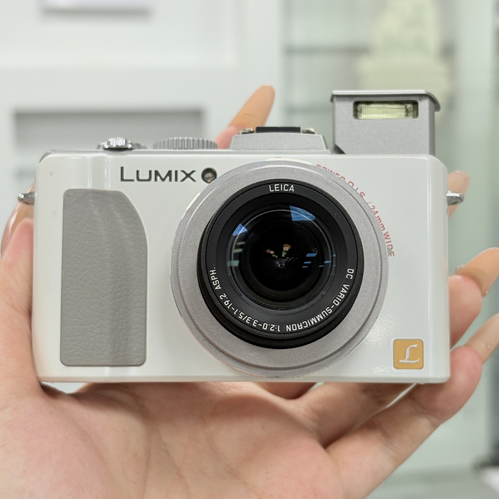 Panasonic LUMIX DMC - LX5 10.1MP Compact Cam F2.0 Aperture Superb Low - Light