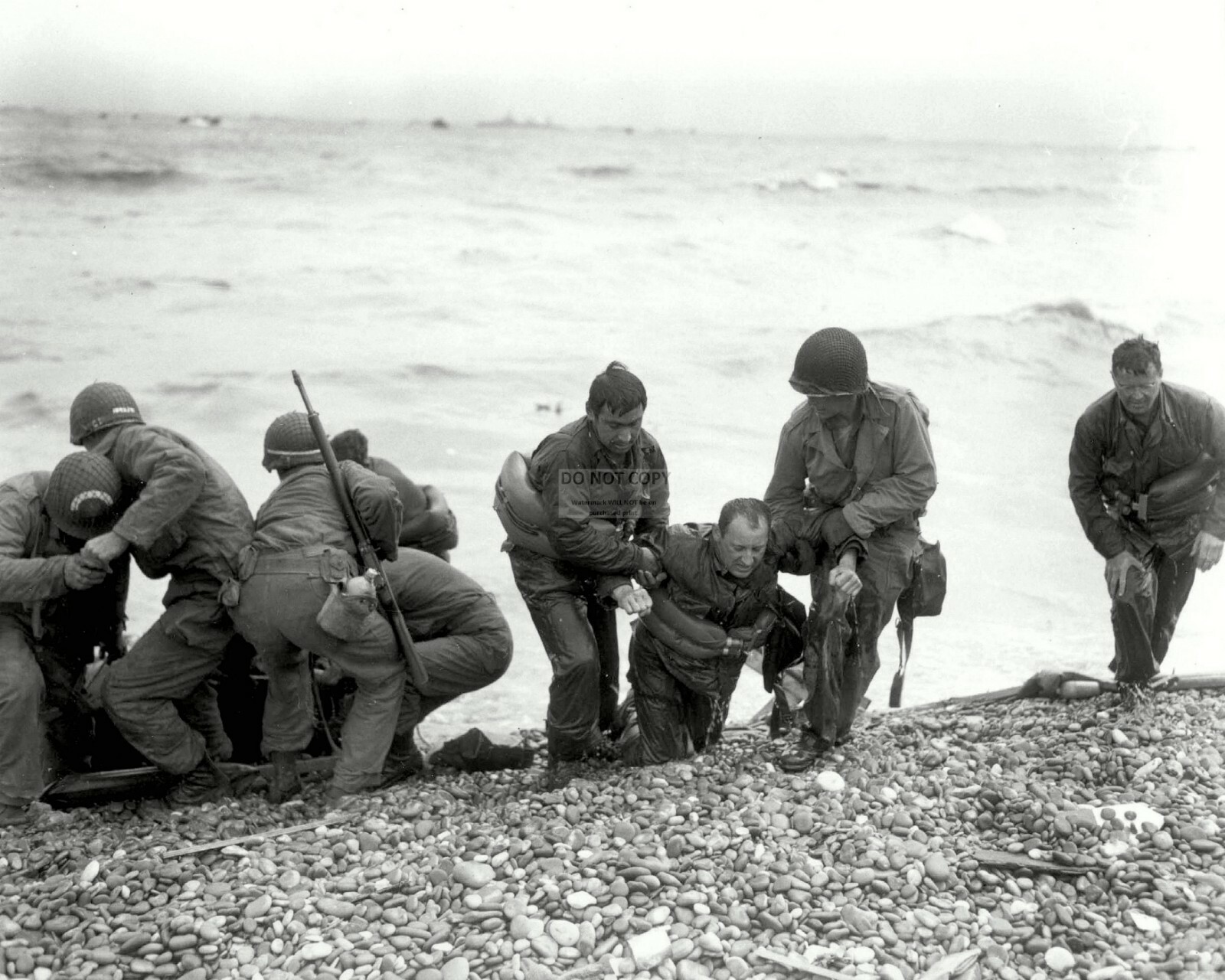 AMERICAN LANDING PARTY ASSISTS TROOPS @ OMAHA BEACH ON D-DAY 8X10 PHOTO (ZY-214)