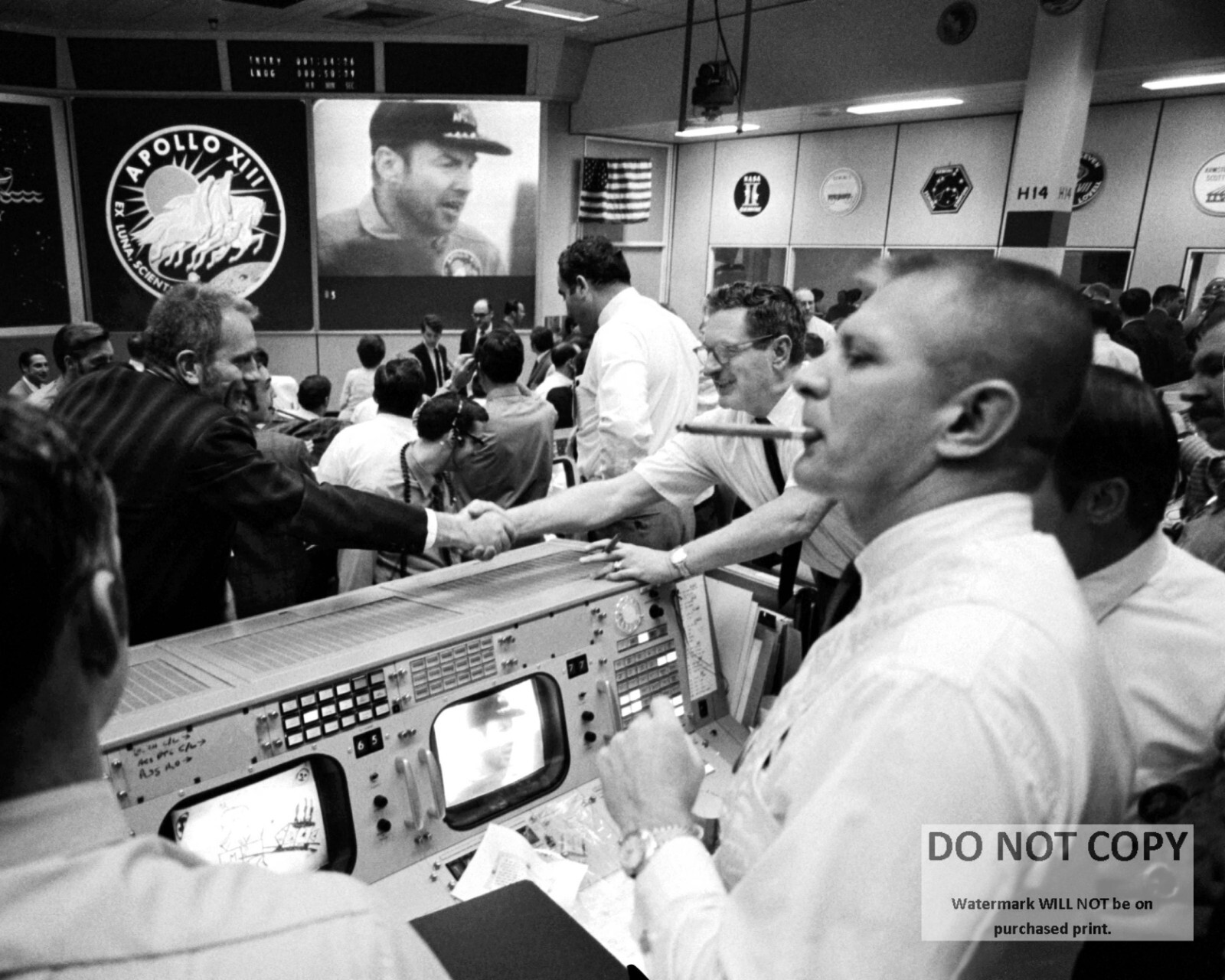 MISSION CONTROL CELEBRATES RETURN OF APOLLO 13 KRANZ - 8X10 NASA PHOTO (AA-247)