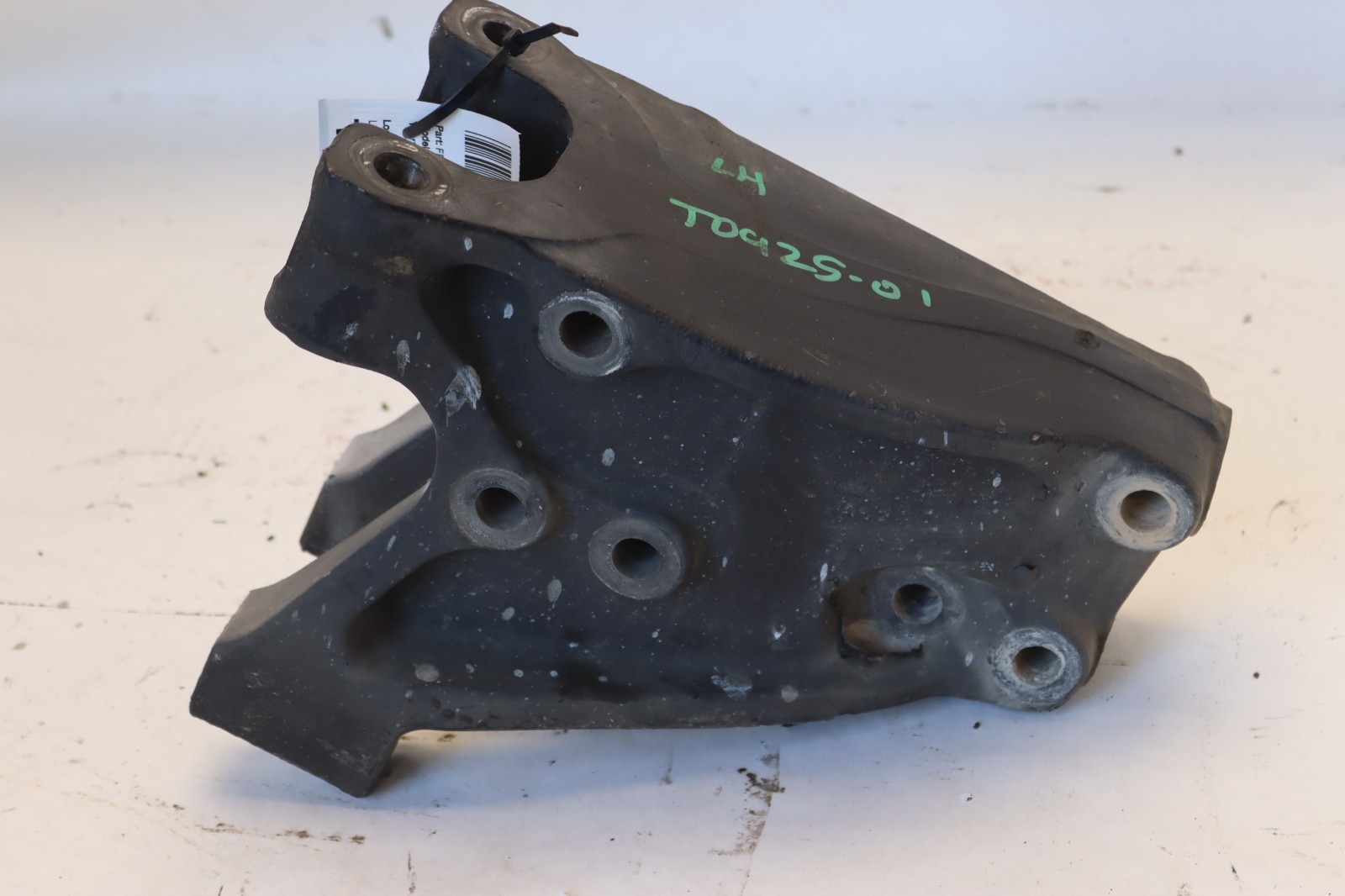 2013-2017 PETERBILT 579 LEFT SUSPENSION AIR SPRING HANGER MOUNT BRACKET OEM