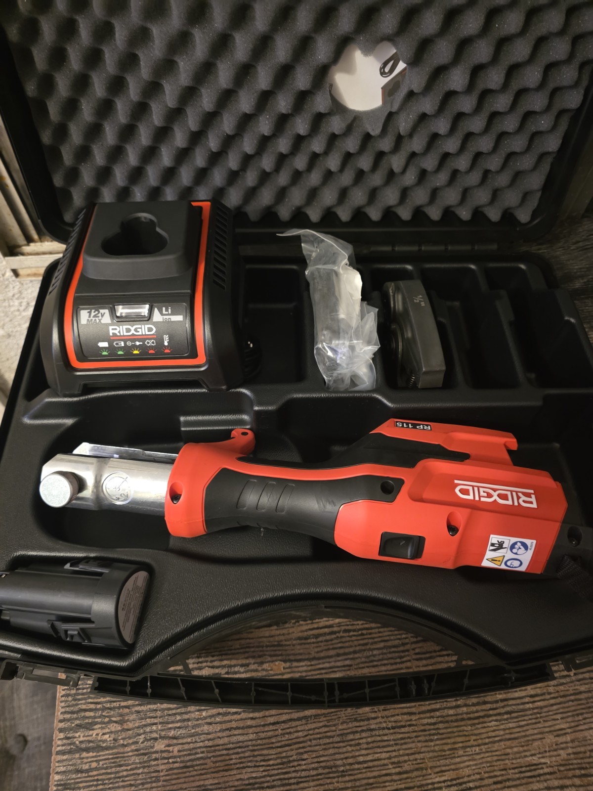 RIDGID RP 115 Mini Press Tool Kit 1/2 in to 3/4 in Copper Stainless w Battery