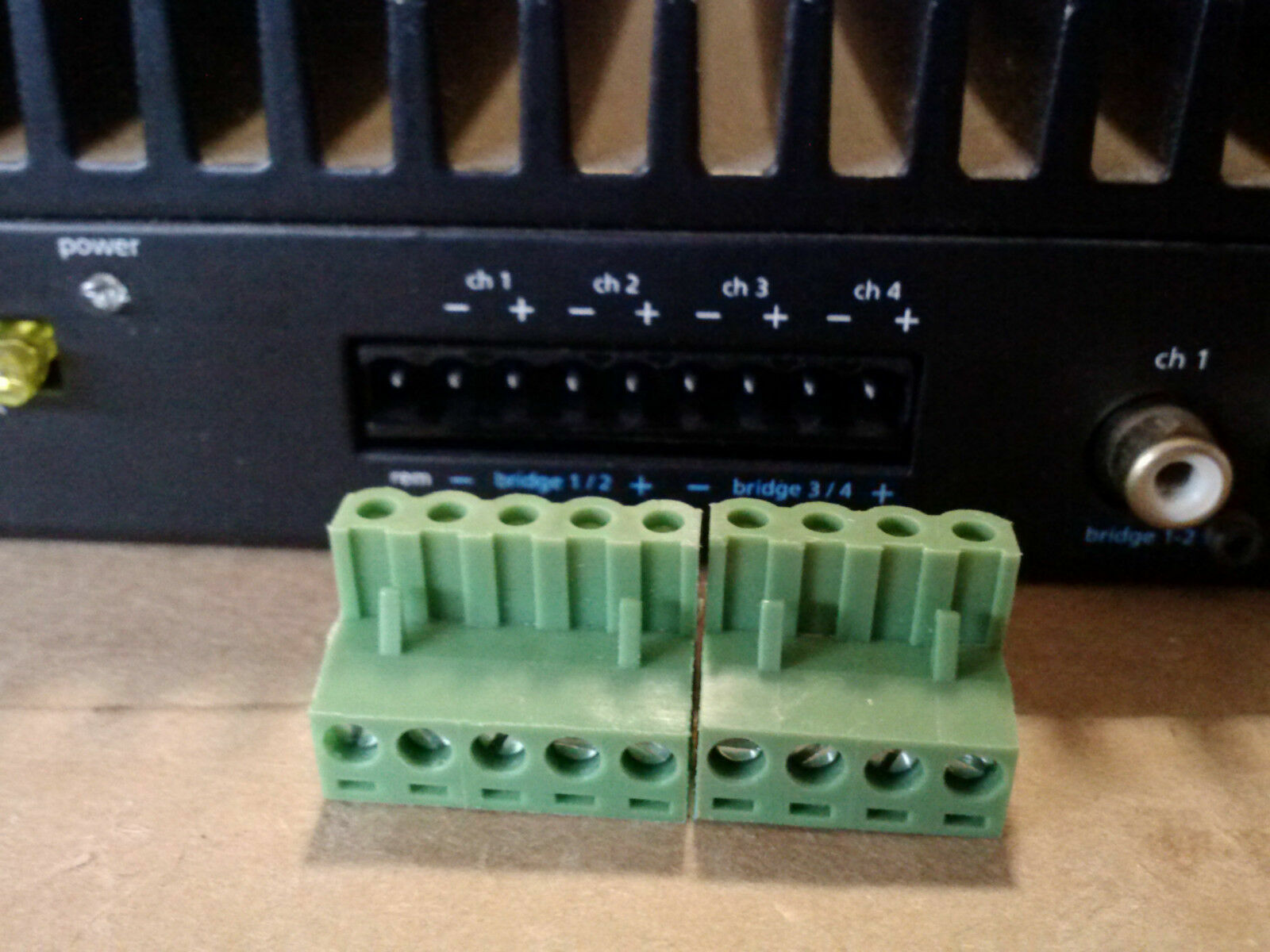 4-Pin Power Plug US AMPS Equalizer Line Driver Amplifier