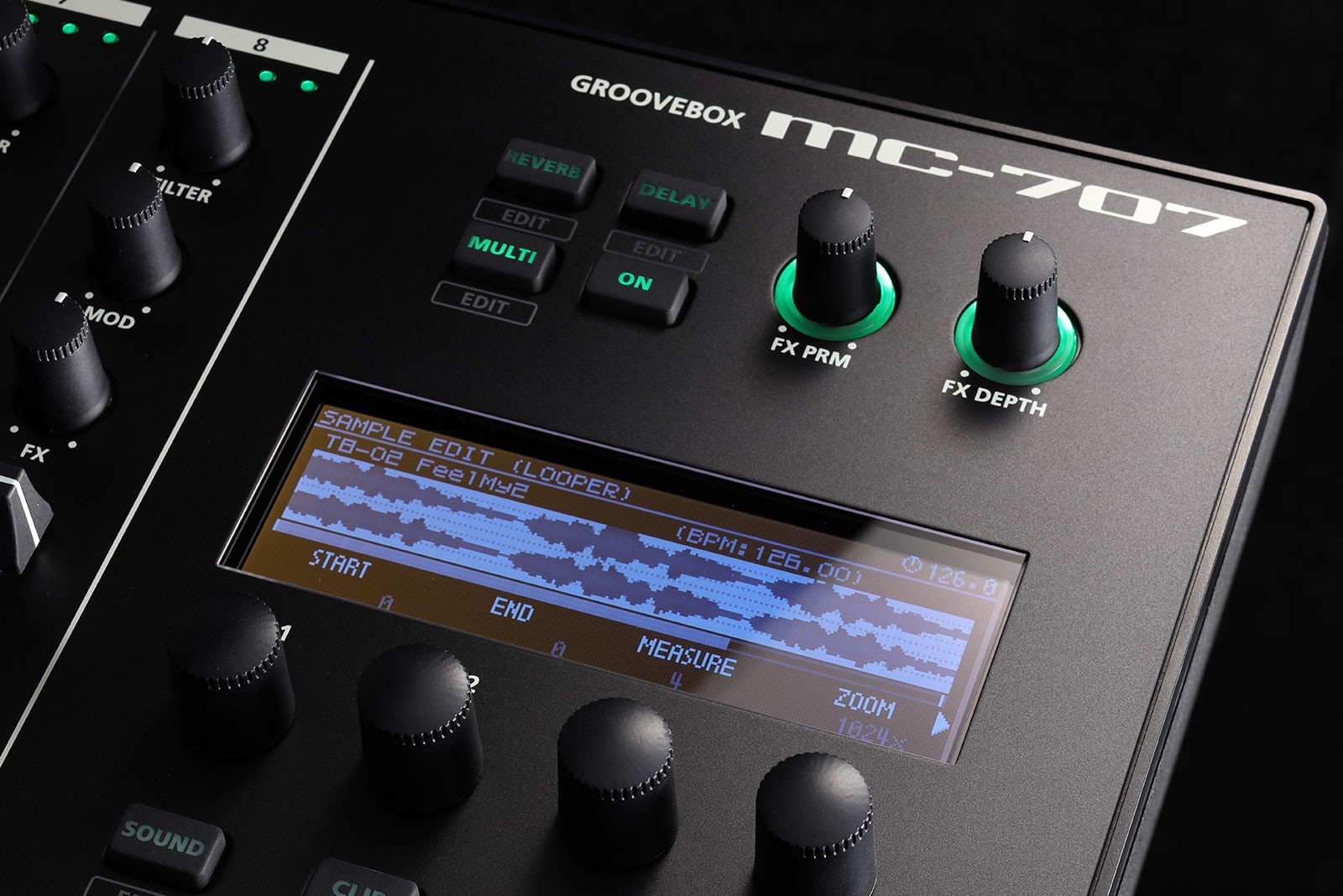 Roland MC-707 GROOVEBOX Sampler Sequencer 8 tracks MC707
