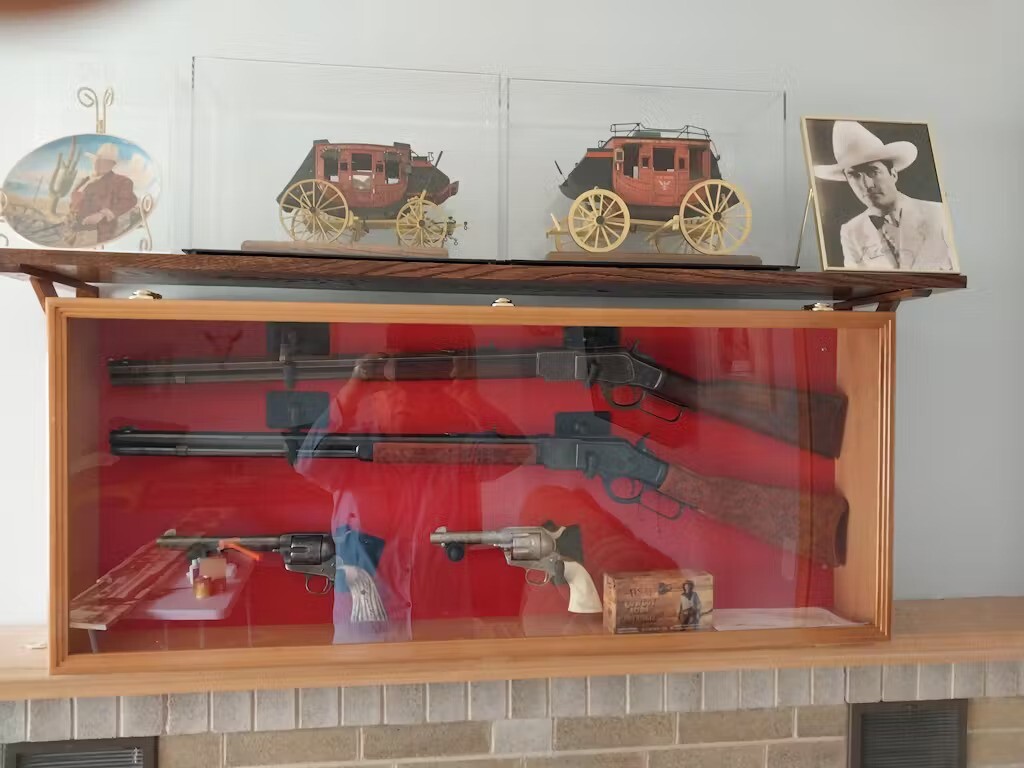 Gun Display Case 2 Rifles 2 Pistols Oak Wood 45" Shotgun Lock Shadow Box Cabinet