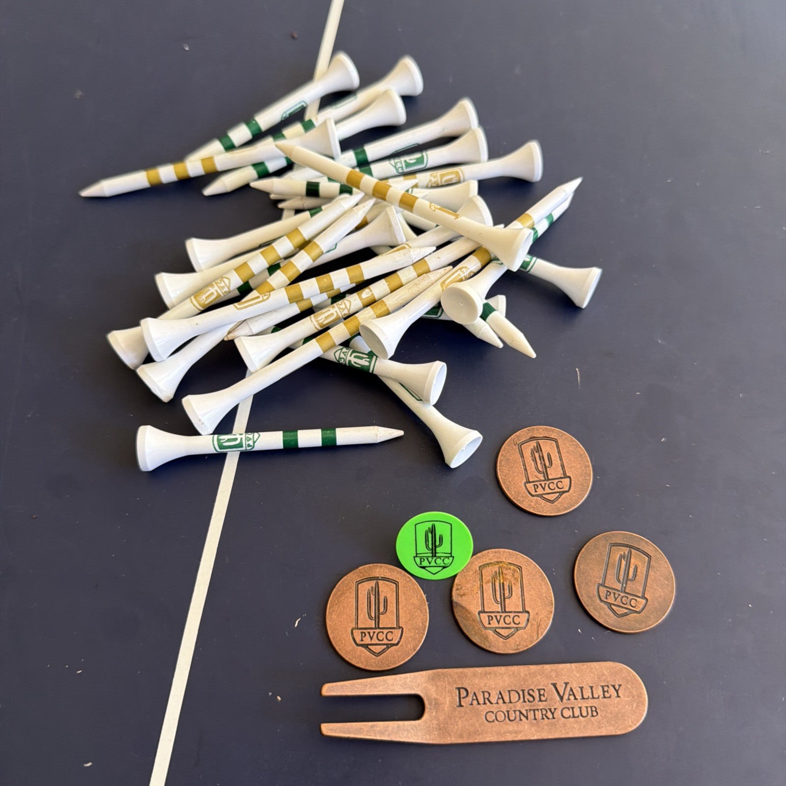 Paradise Valley Country Club Plastic Tees, Divot Repair Tool And Ball Markers