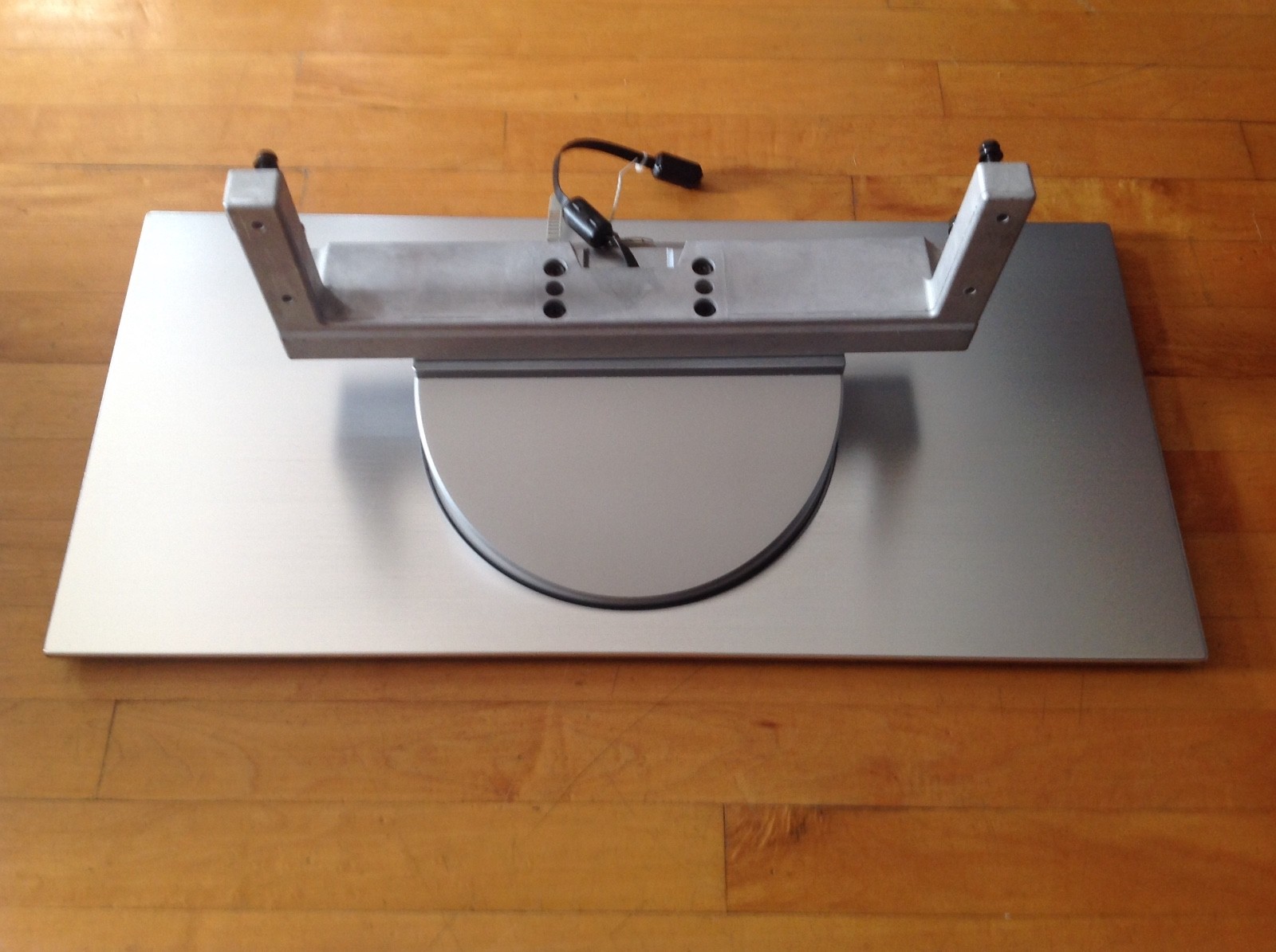 HITACHI LCD SILVER TV BASE STAND MODEL 32HDL51 WITH 4 SCREWS Included