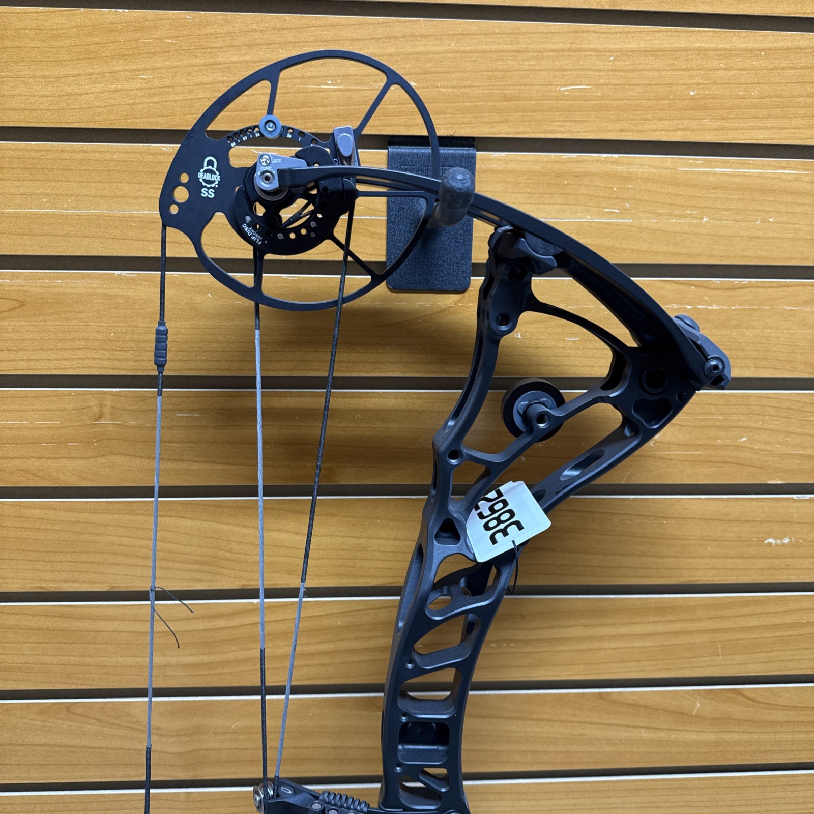Item 3862 - Bowtech Archery Compound Bow - Core SS - RH - Black - #70 - 26”-31”