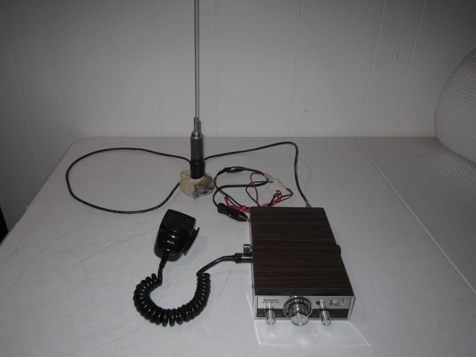 Vintage Sears AM/SSB 23 Channel CB radio DC/AC Model 934.36711600 W/4 FT Antenna