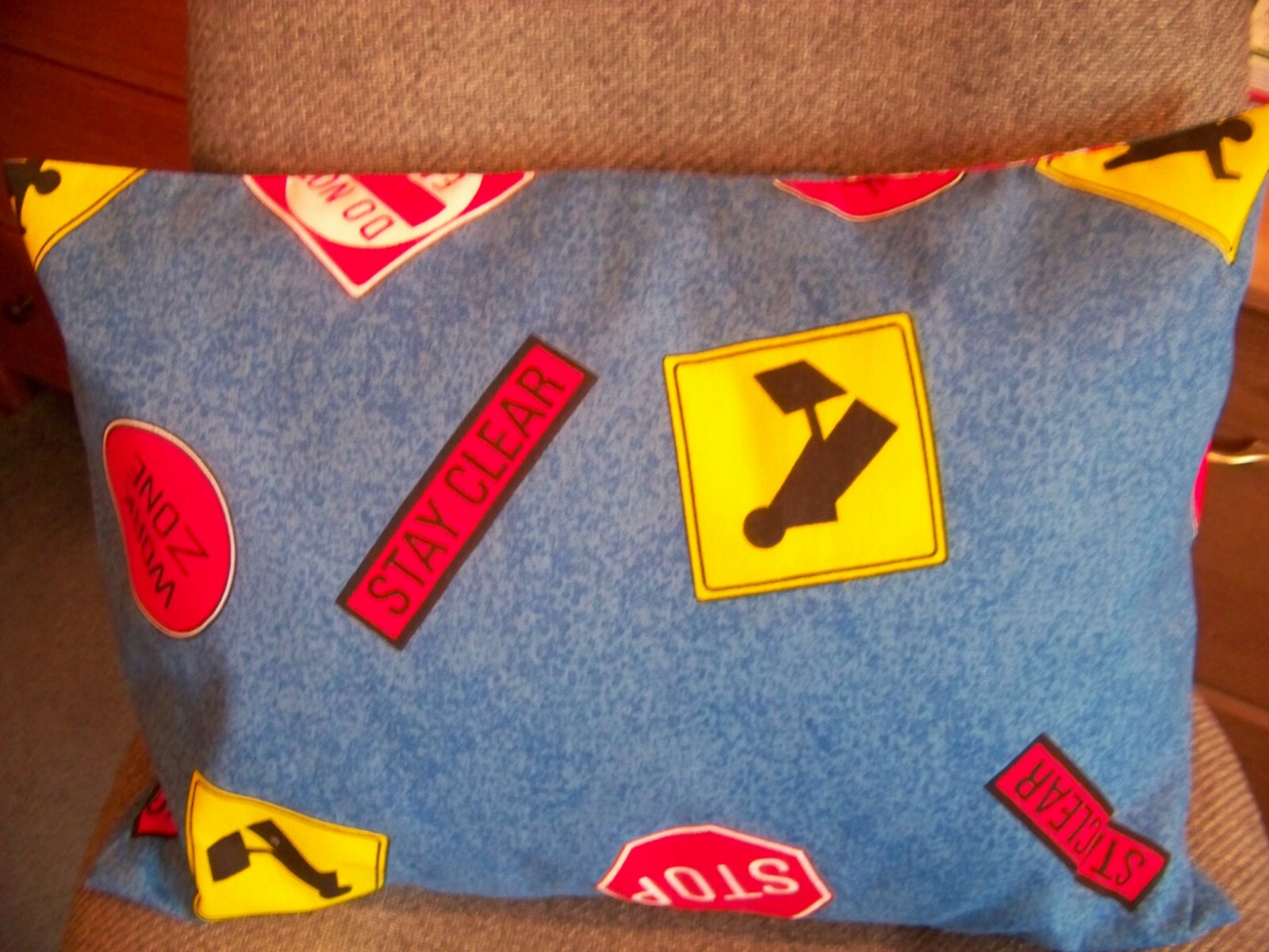 TRAVEL SIZE PILLOWCASE ENVELOPE STYLE WORK ZONE CUTE  14 X 20  #4740