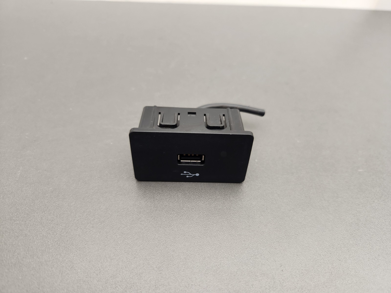 2019 - 2023 FORD RANGER CENTER CONSOLE USB POWER OUTLET MODULE OEM HC3T14F014BD