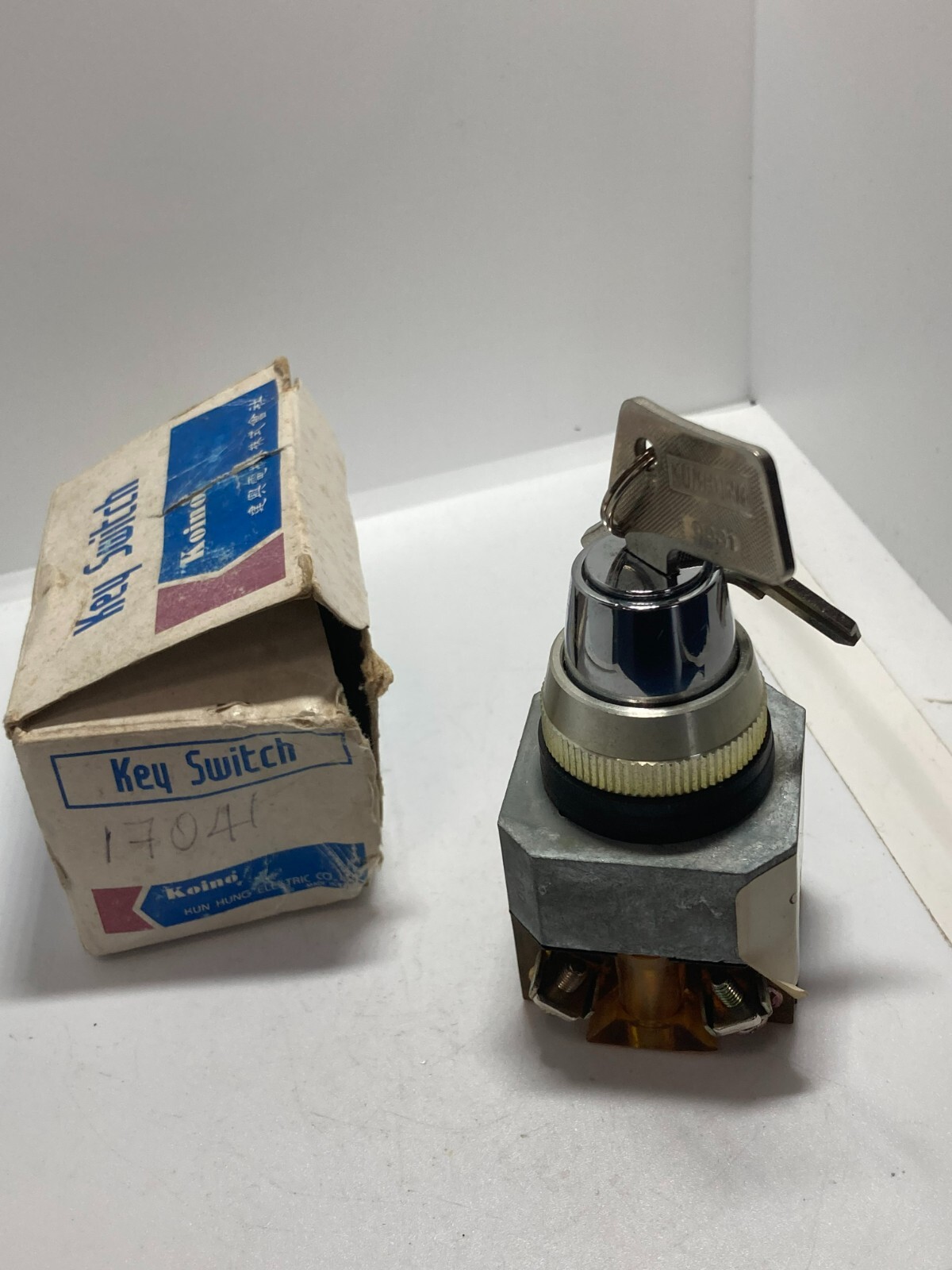KOINO KH-3025-3 SELECTOR SWITCH KEYED 3-POSITION MAINTAINED 250VAC 6A NIB