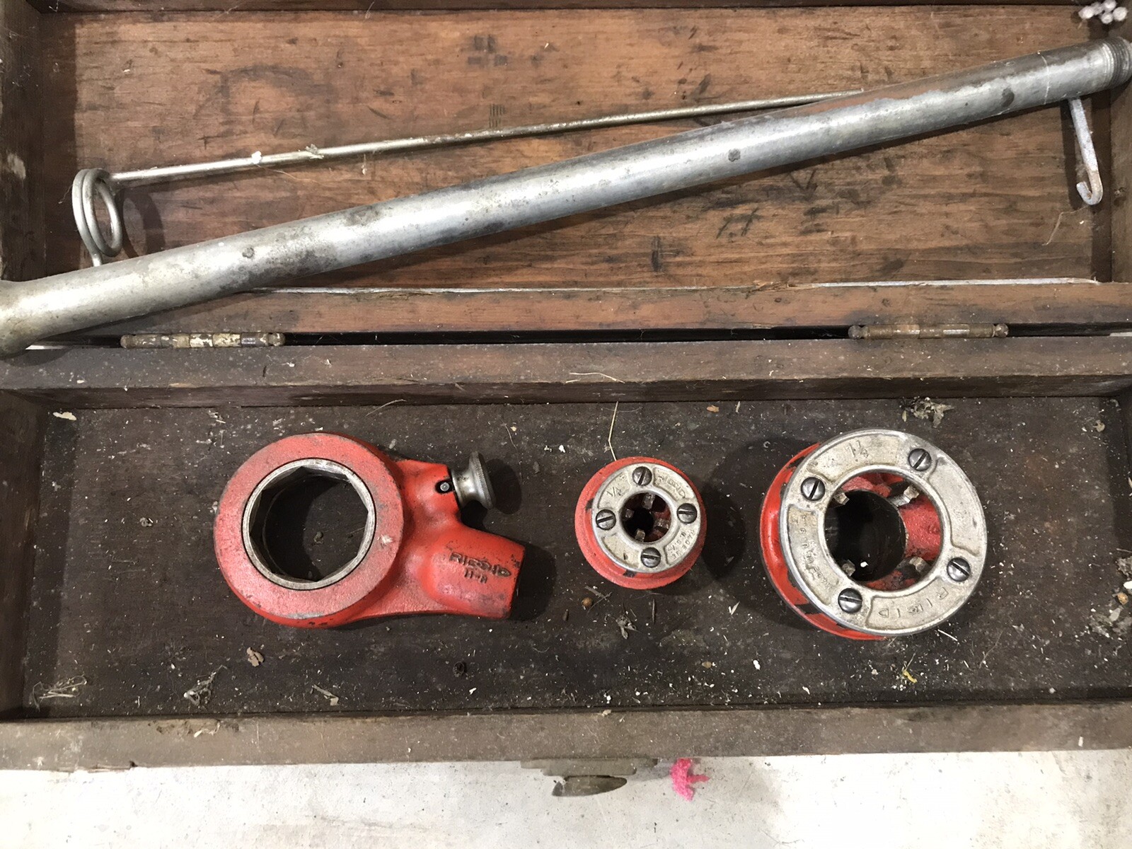 Rigid pipe threader with 2 Dies And Box 1/4” And 1-1/4”