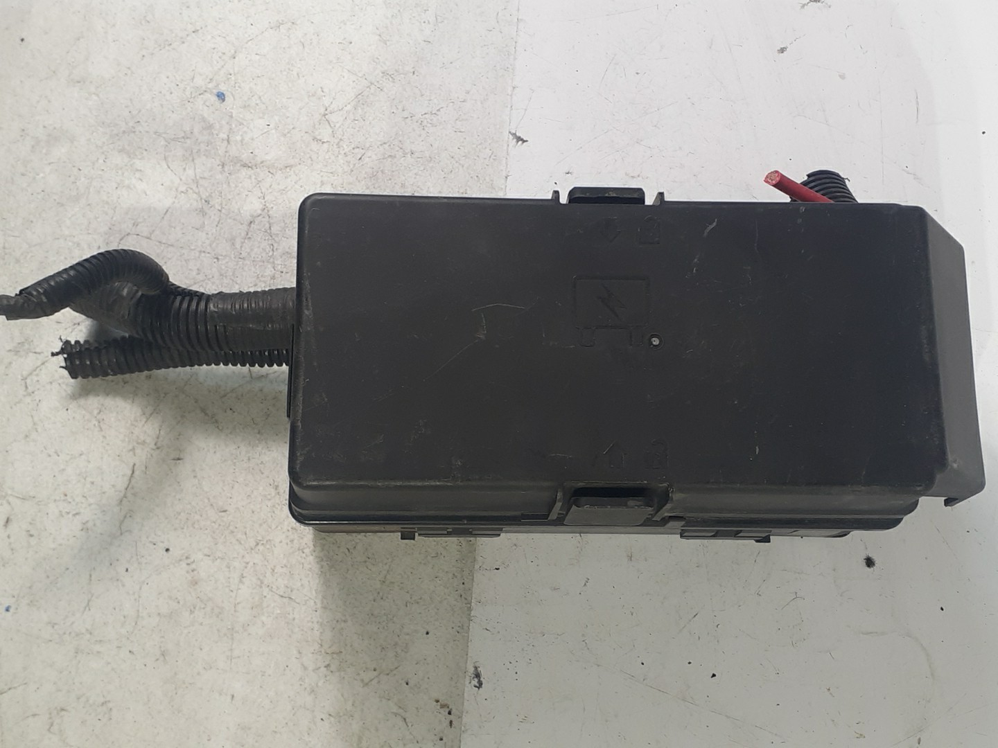 2011-12 CHEVY MALIBU Engine Wiring Harness Junction Fuse Block Box OEM 20927595