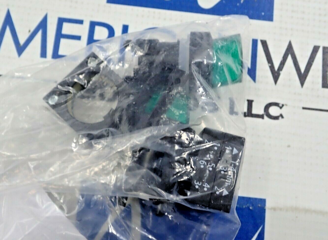 SIEMENS 3SB30012FA41 SELECTOR SWITCH GREEN QUANTITY 2 NEW