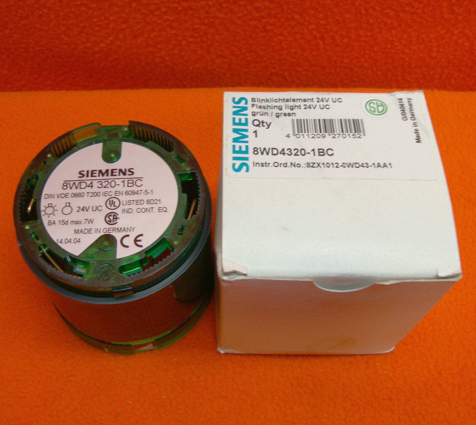 NEW Siemens 8WD43201BC Flashing Light Green 8WD4-320-1BC  24 Volt