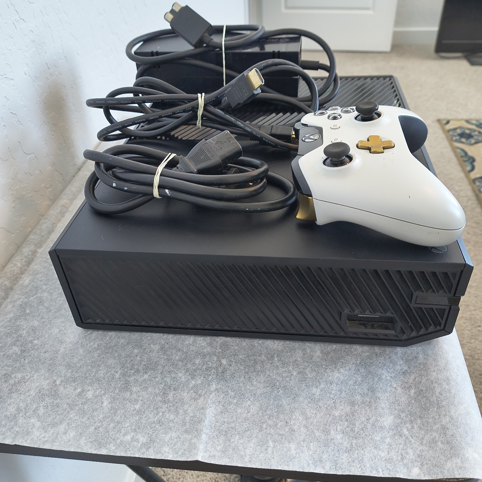MICROSOFT XBOX ONE 1540 GAMING CONSOLE 500GB Working Great Condition