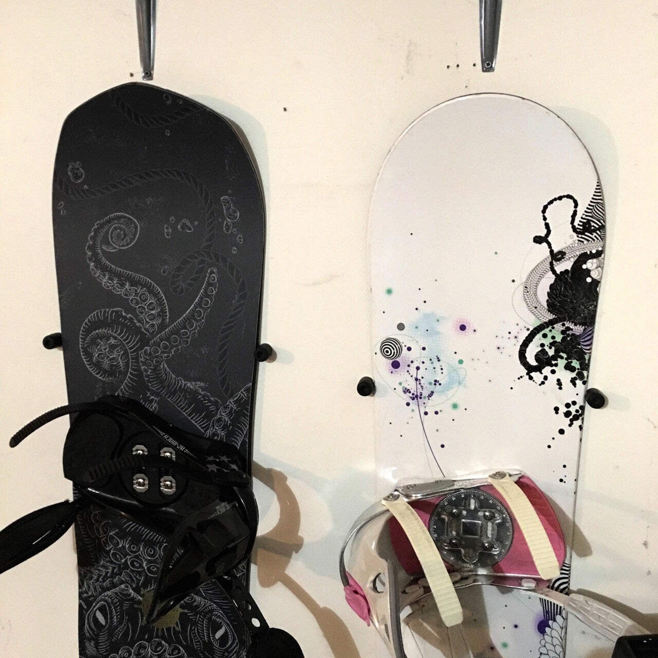 The Cinch Snowboard Display | Floating Rack | 1 Board