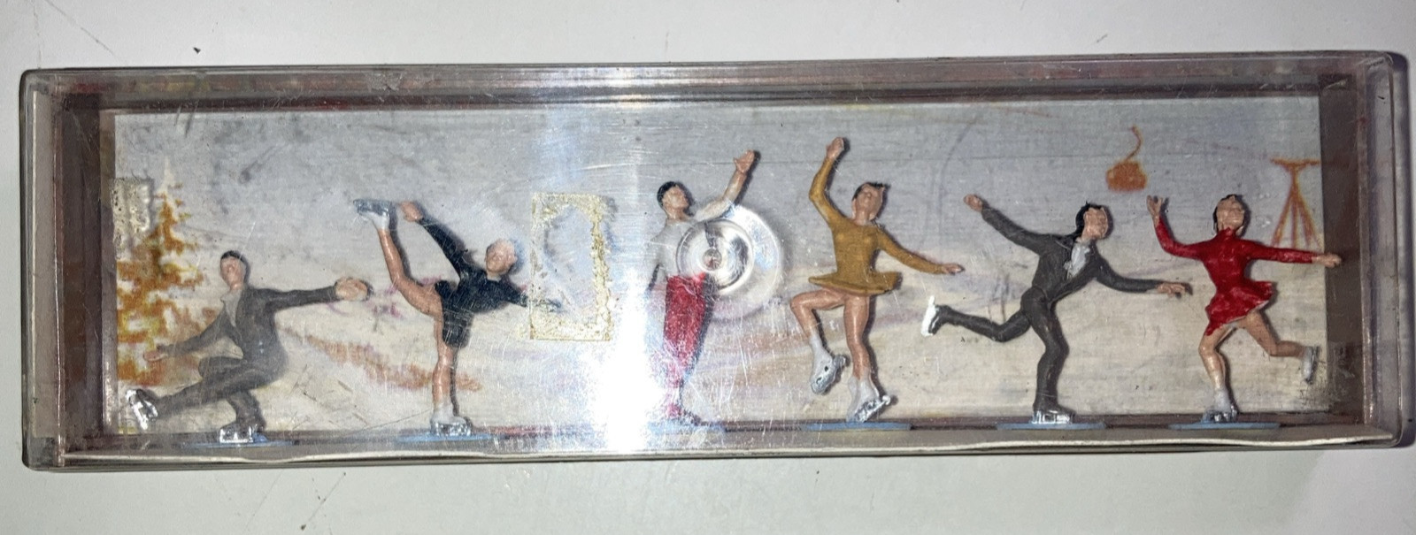 Merten HO 2221 Figure Skaters