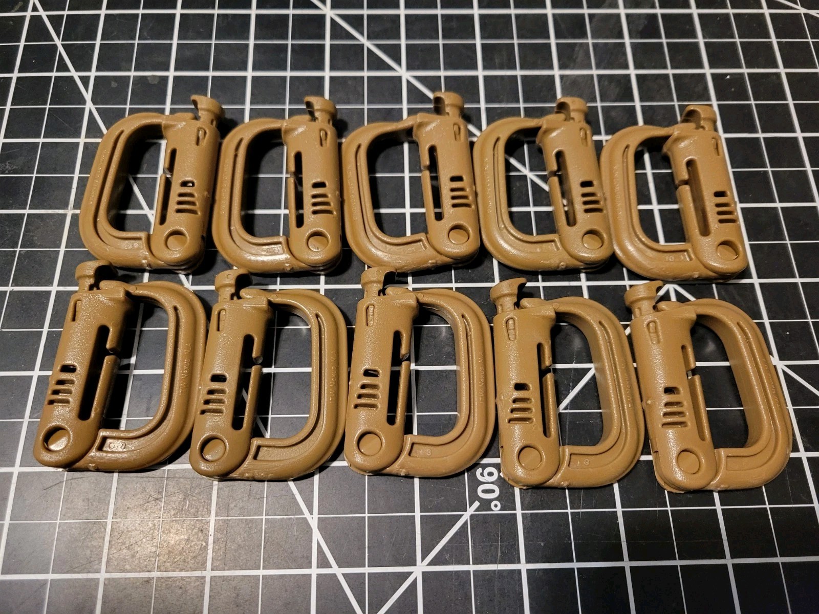 10 ITW Nexus Grimloc Coyote Brown D-Ring MOLLE Carbiner