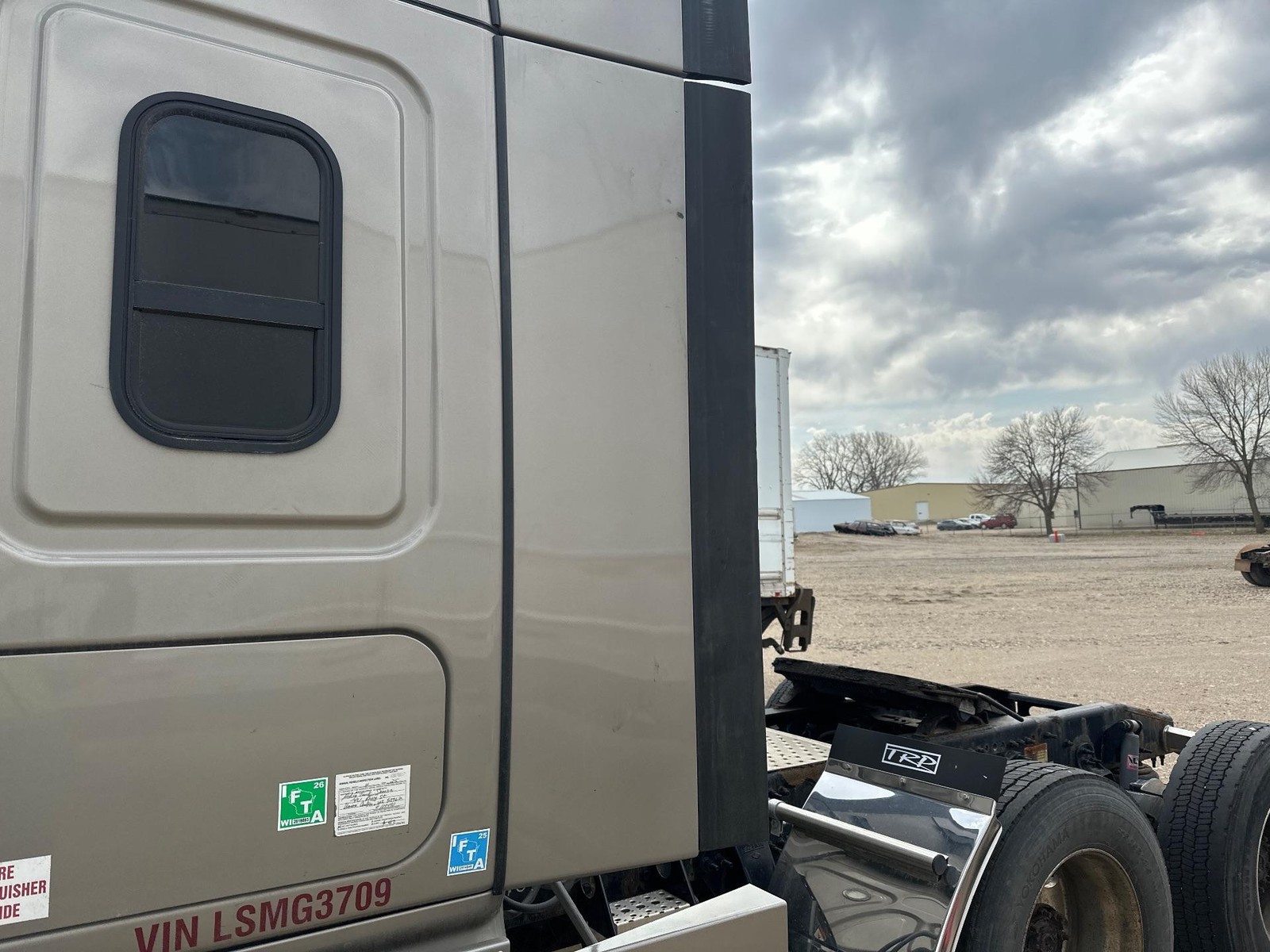 2012-2027 Freightliner CASCADIA SILVER Left LOWER Side Fairing/Cab Extender Used
