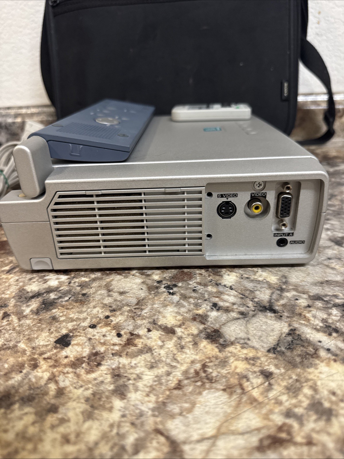 Sony VPL-CS4 LCD Data Projector With Power Cable Remote And Carry Case