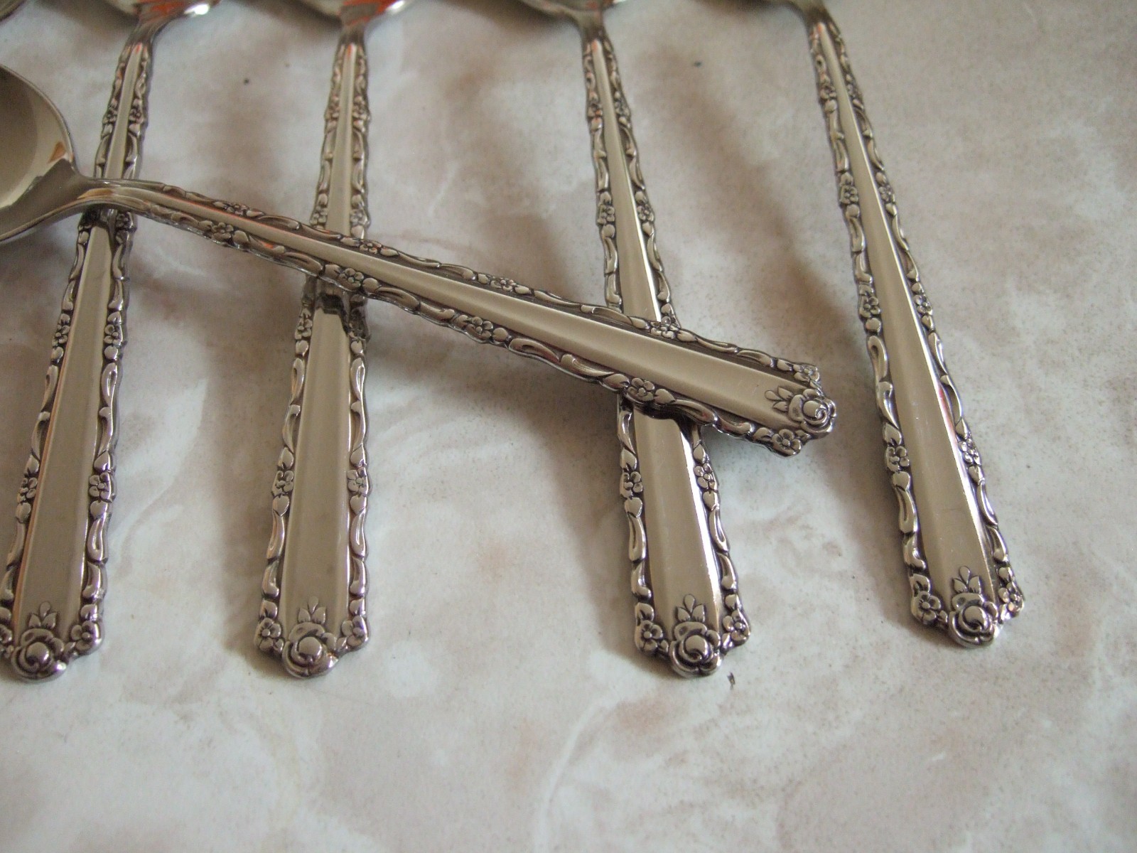 6 TEASPOONS ONEIDA CHERIE DELUXE STAINLESS FLATWARE