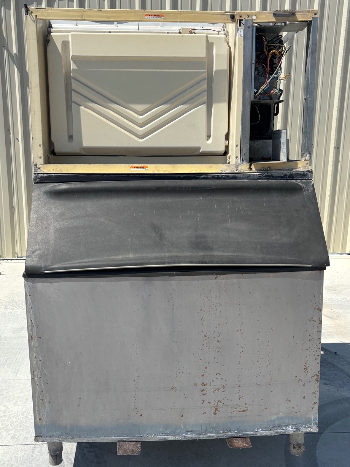 MANITOWAC ICE Machine B970 Bin + SY1404A Ice Maker Head, Half Cubes