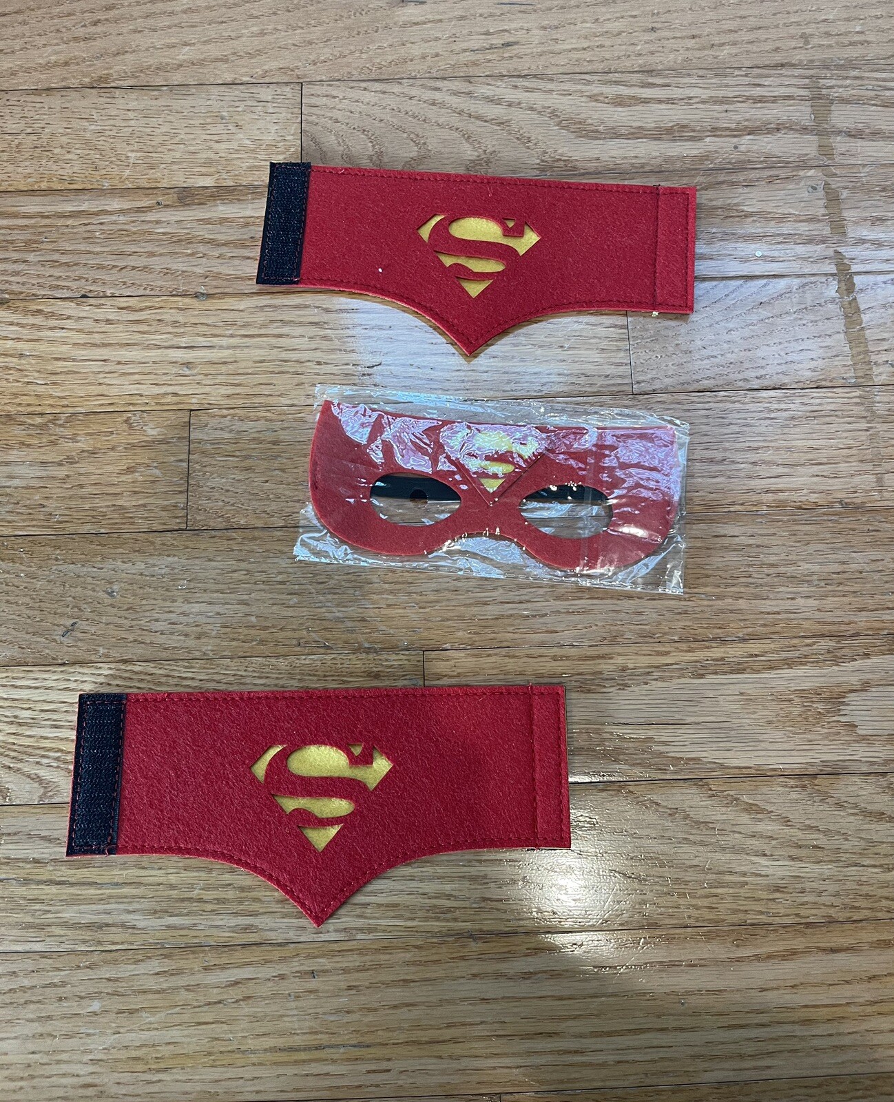Child Superman 2wrist Cuffs And 1 Eye Mask