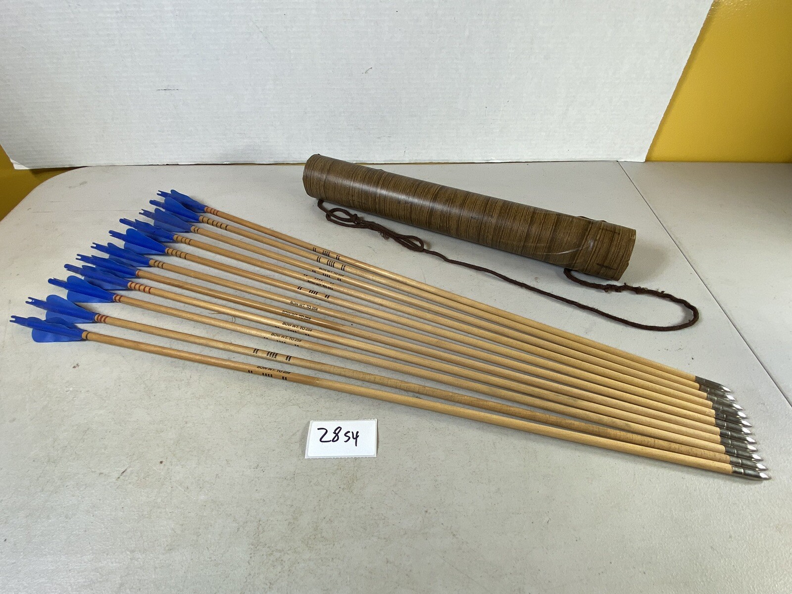 11 Wood Arrows & Quiver Archery Bow Wt. To 25# Metal Tipped Lot vintage 28S4