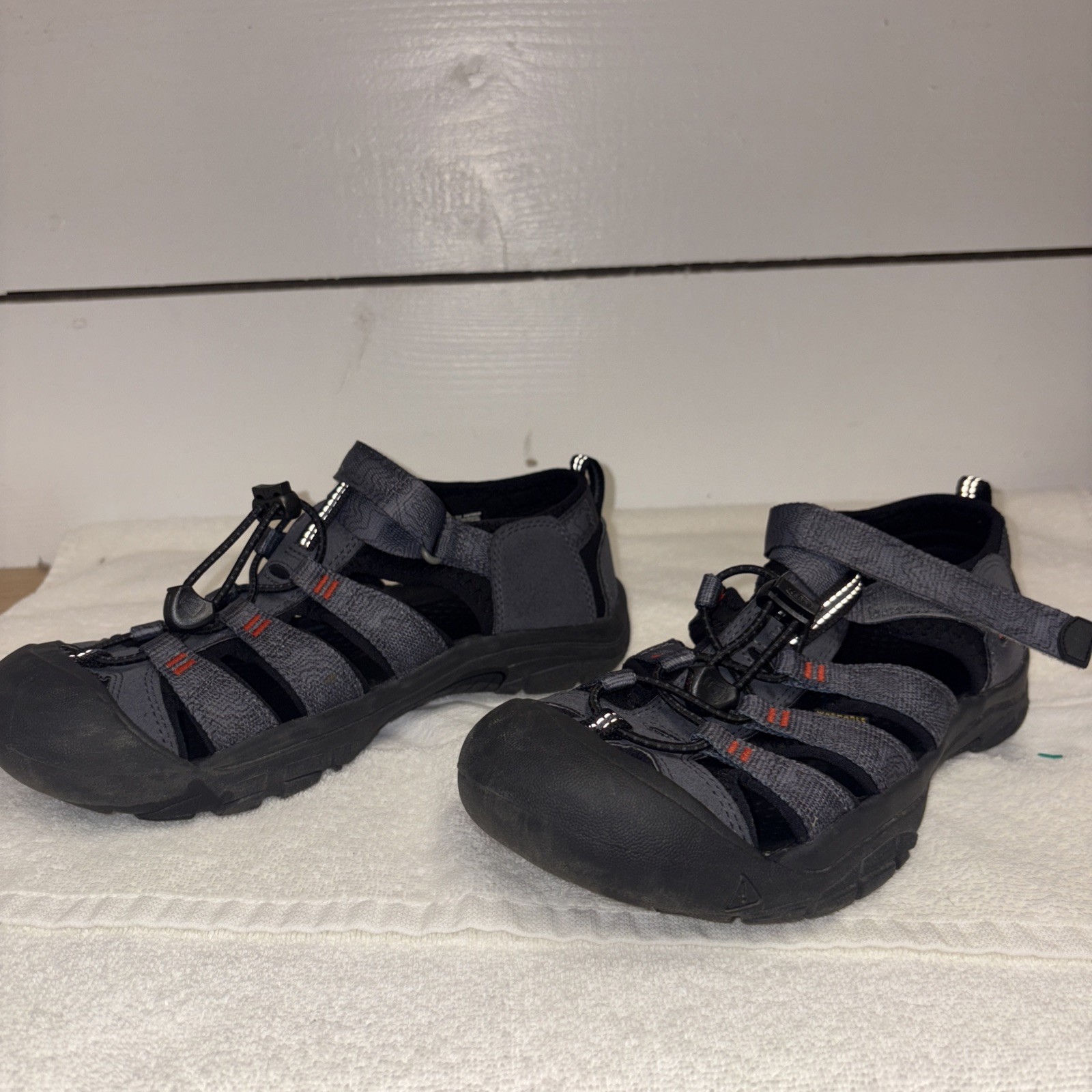 Keen Newport H2 Boys Size 6 Gray Fabric Upper Slip On Waterproof Hiking Sandal