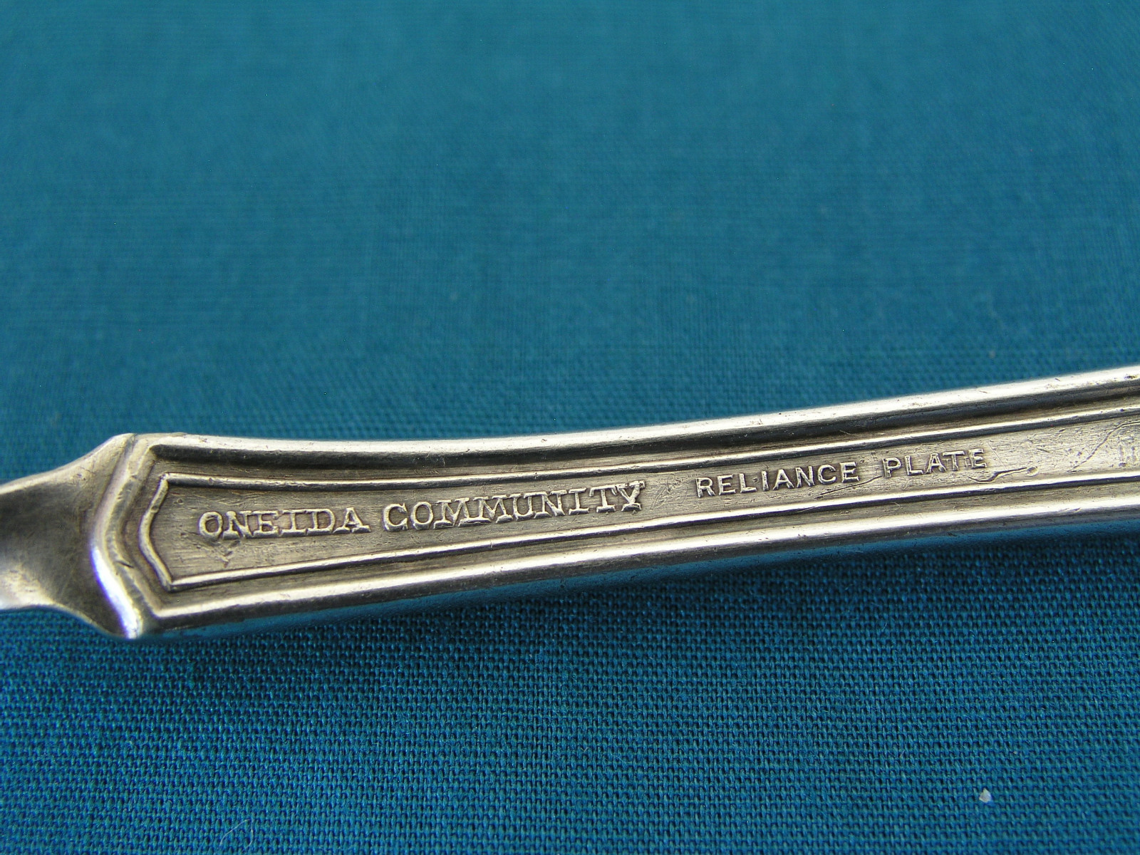 ONEIDA COMMUNITY - EXETER - MASTER TWISTED HANDLE BUTTER KNIFE - SILVERPLATE