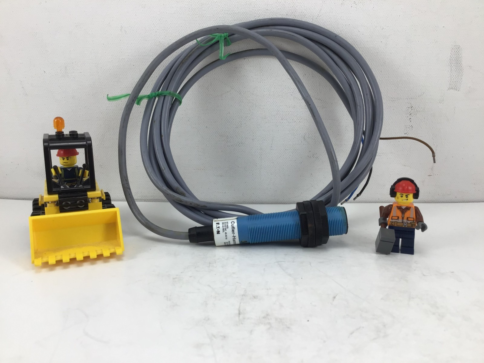 E588CAL18A2R2 - EATON / CUTLER-HAMMER - PROXIMITY SENSOR - **NEW OLD STOCK!!**